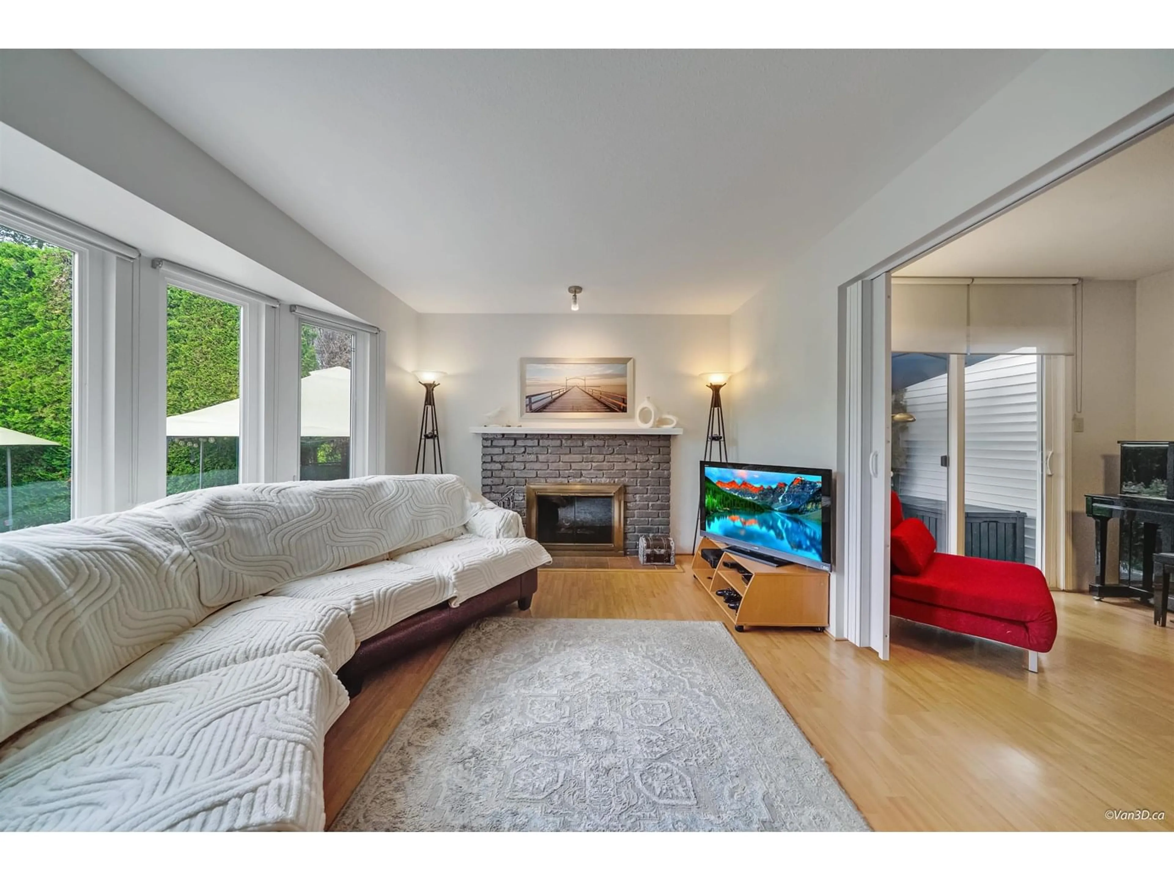 Living room with furniture, unknown for 1825 160, Surrey British Columbia V4A4X5