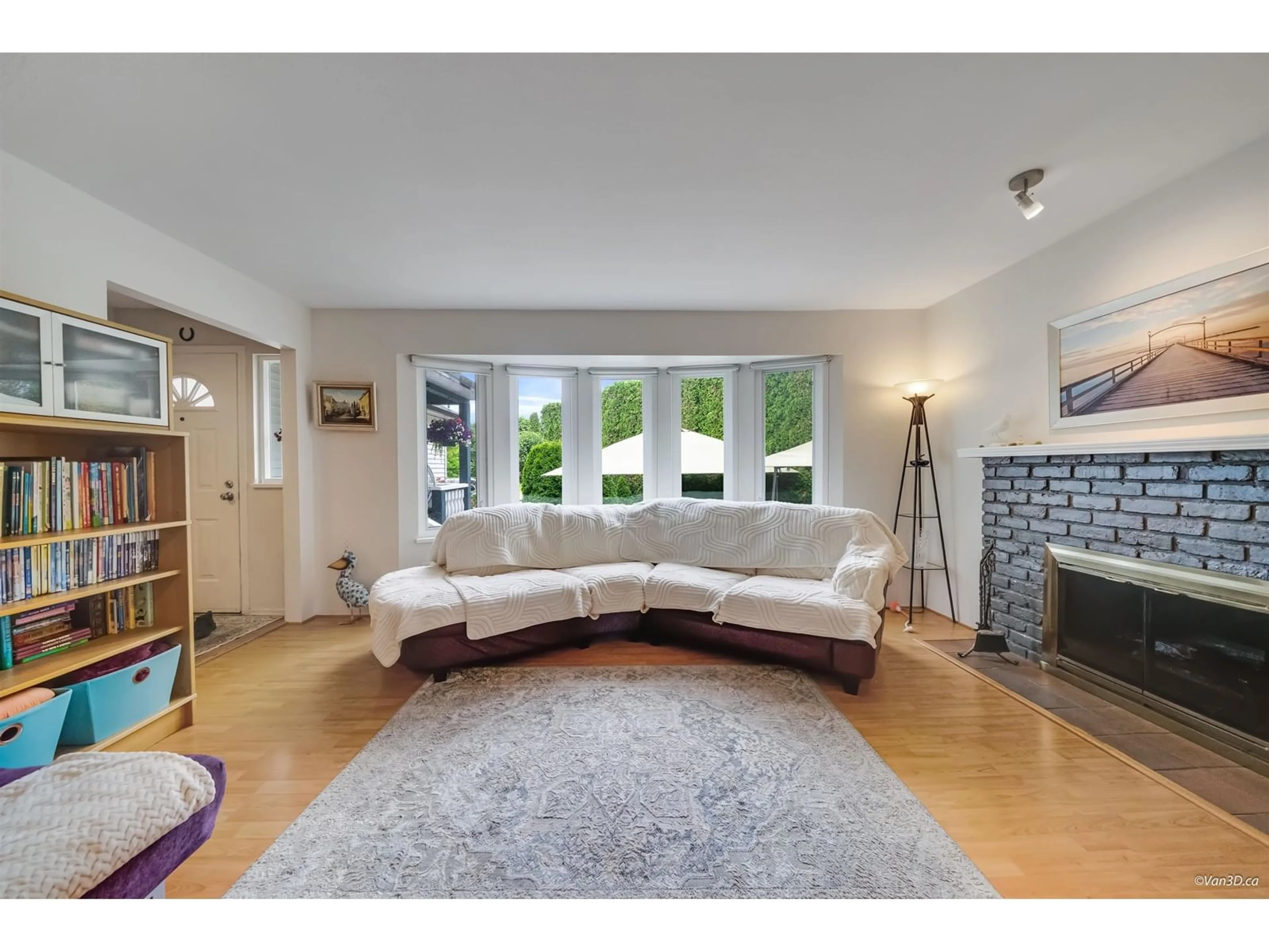 Living room with furniture, unknown for 1825 160, Surrey British Columbia V4A4X5