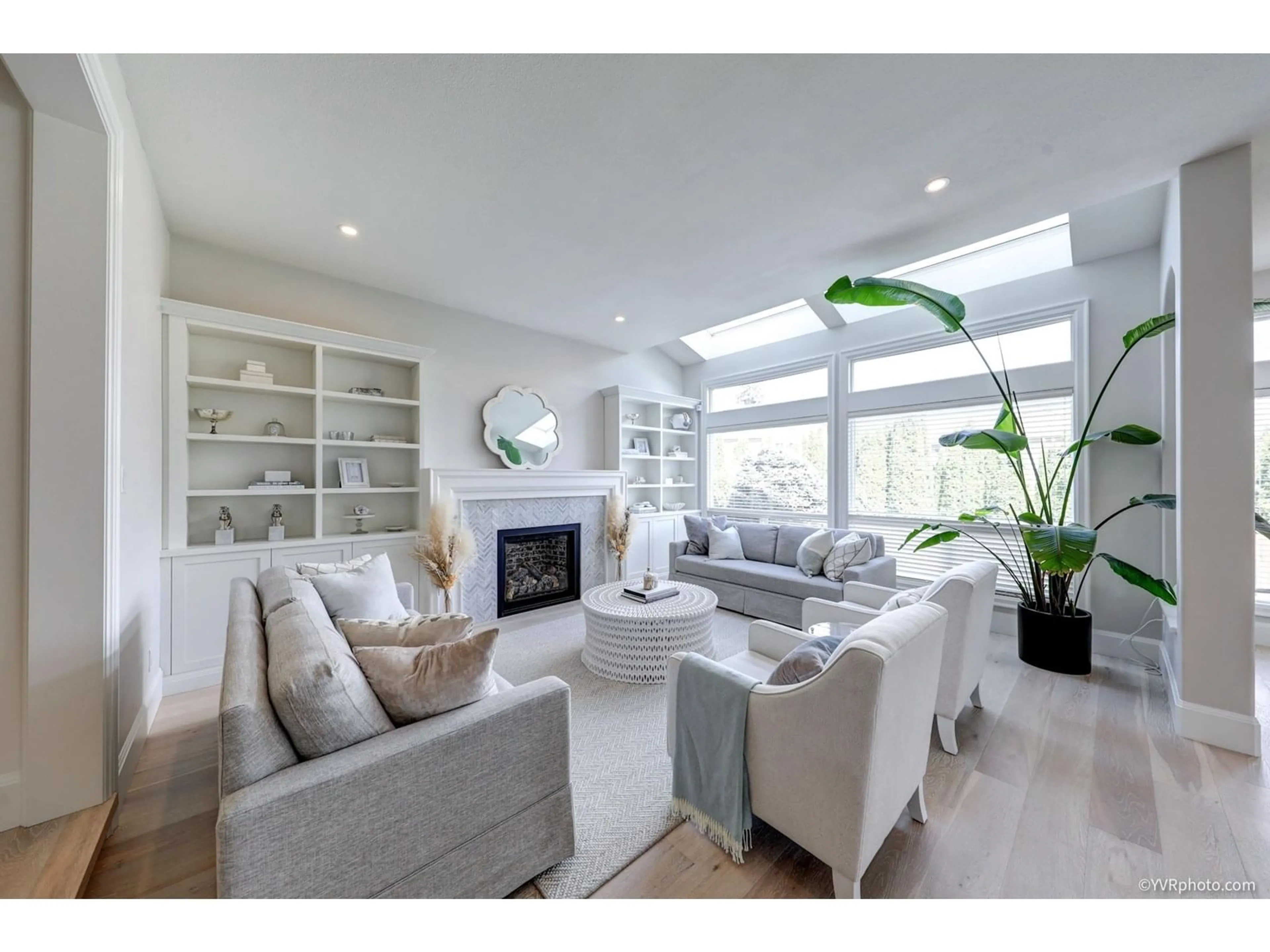 Living room with furniture, wood/laminate floor for 10820 164, Surrey British Columbia V4N5B8