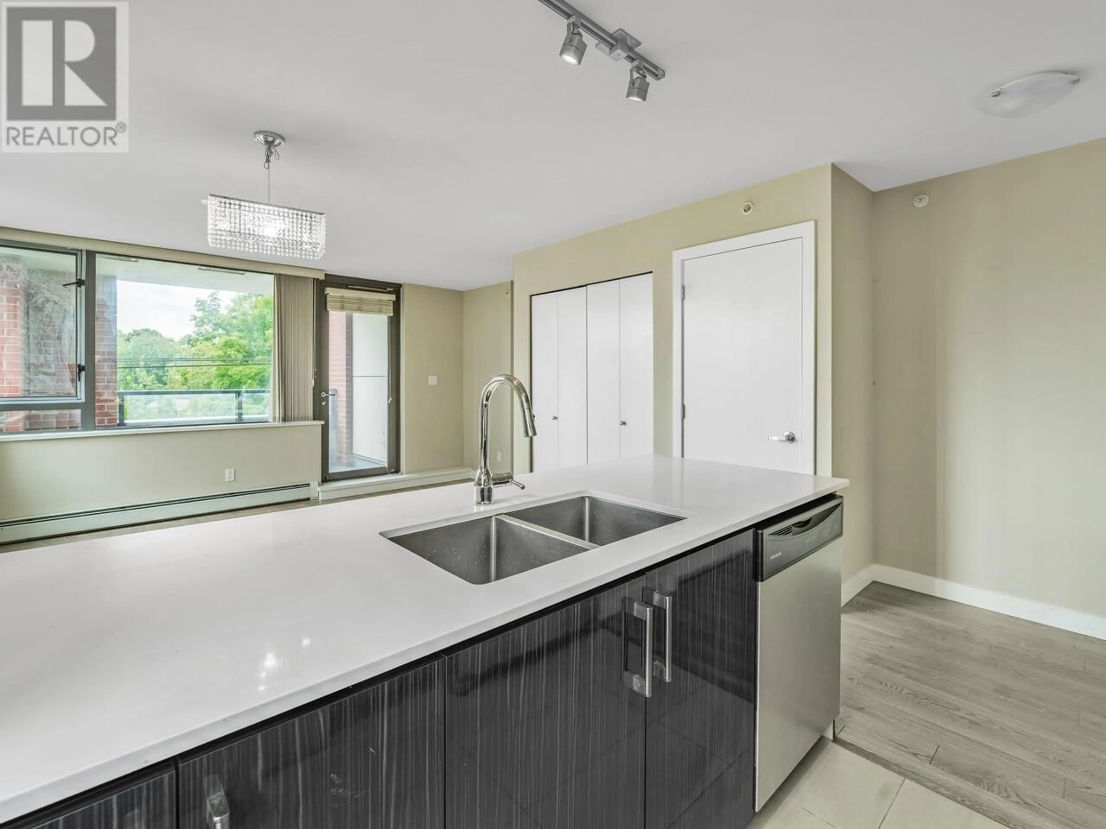 Open concept kitchen, unknown for 216 - 2689 KINGSWAY, Vancouver British Columbia V5R0C3