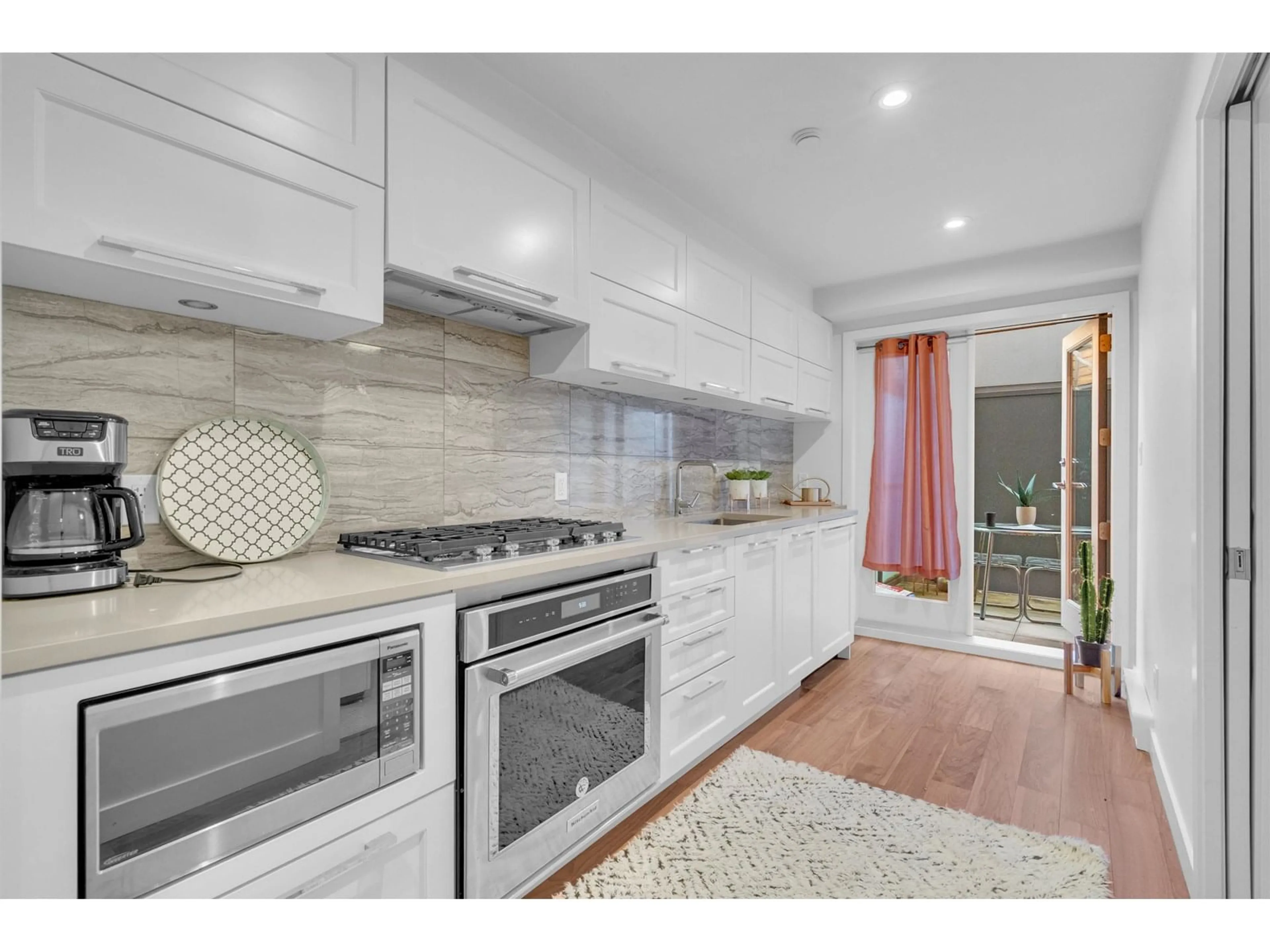 Open concept kitchen, ceramic/tile floor for 17 - 14820 BUENA VISTA, White Rock British Columbia V4B0B3