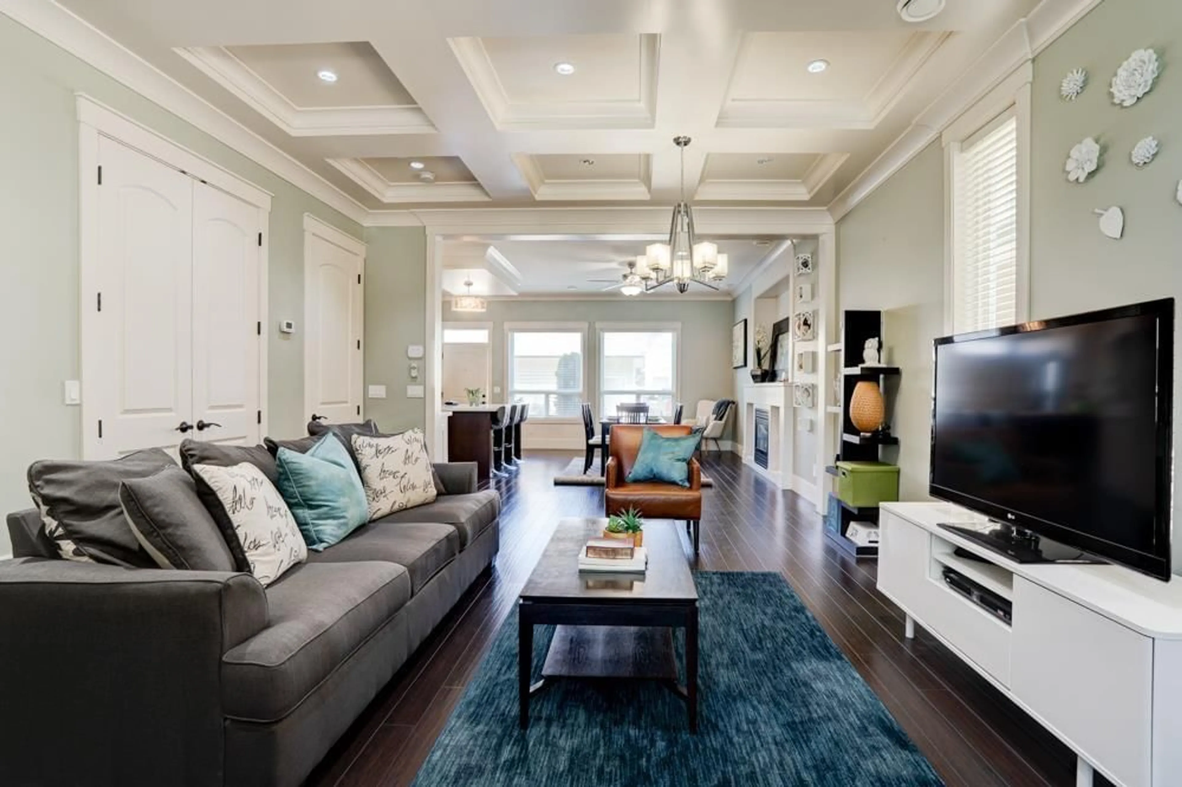 Living room with furniture, wood/laminate floor for 21007 77, Langley British Columbia V2Y0L1
