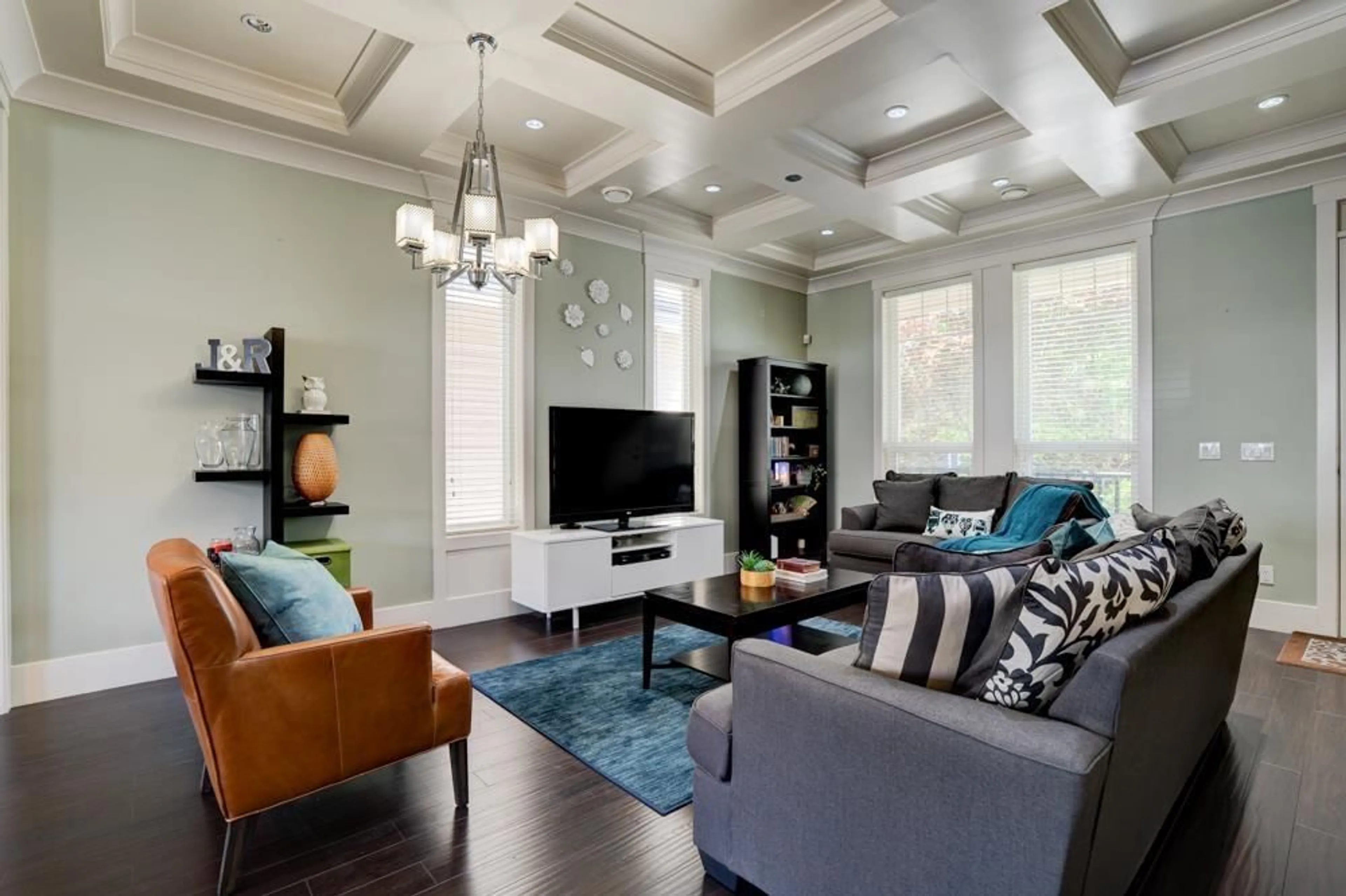 Living room with furniture, wood/laminate floor for 21007 77, Langley British Columbia V2Y0L1