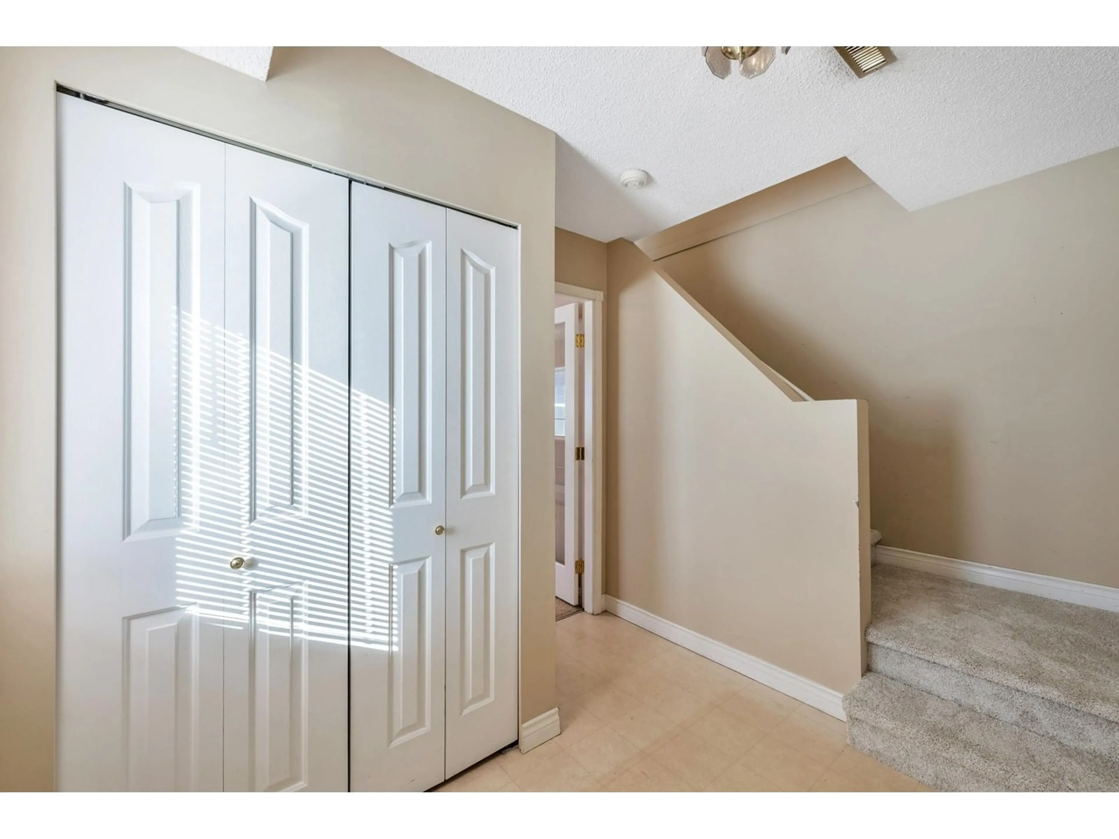 Indoor entryway for 26619 30, Langley British Columbia V4W3B7