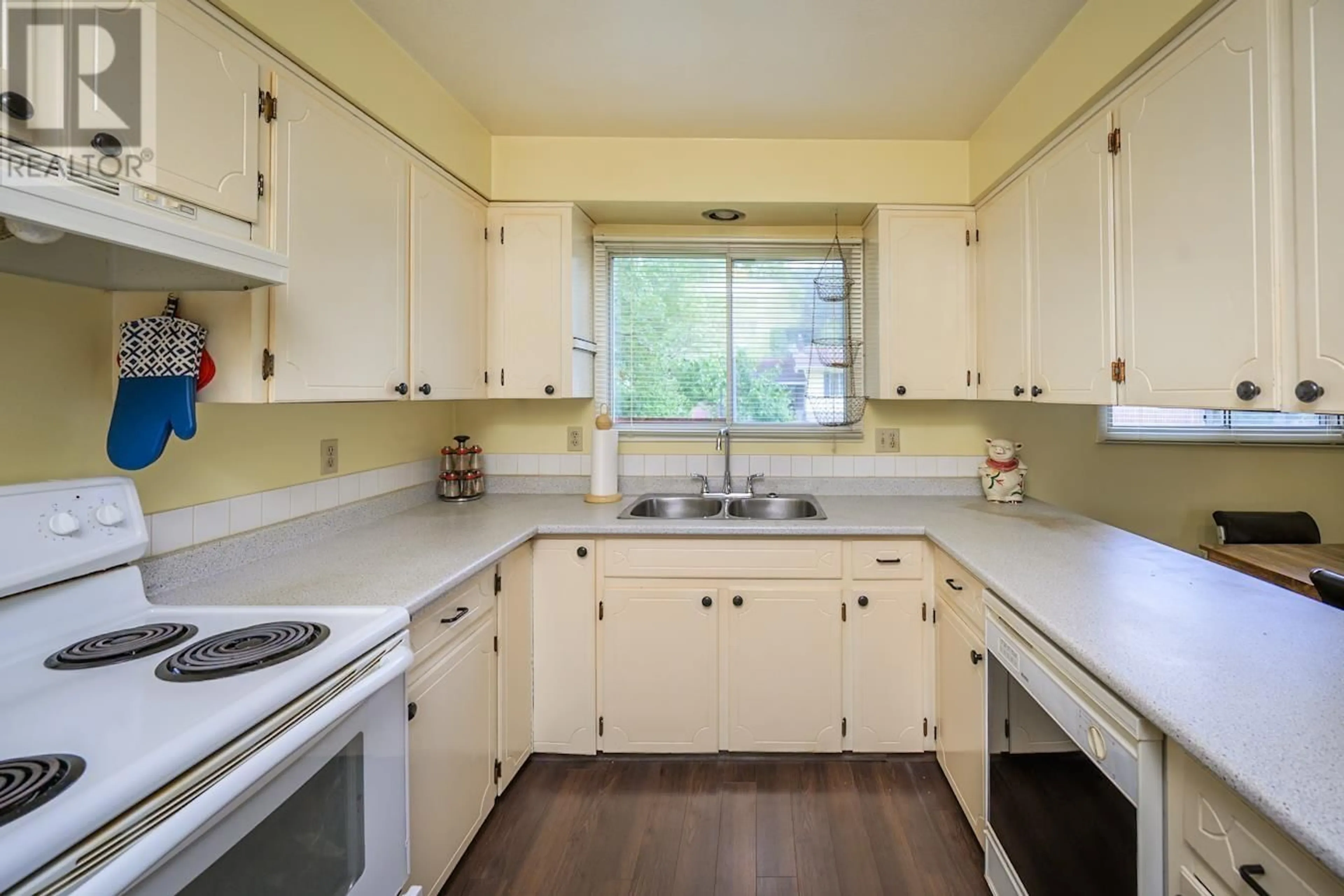 Standard kitchen, wood/laminate floor for 4508 CASCADE AVENUE, Prince George British Columbia V2M6L4