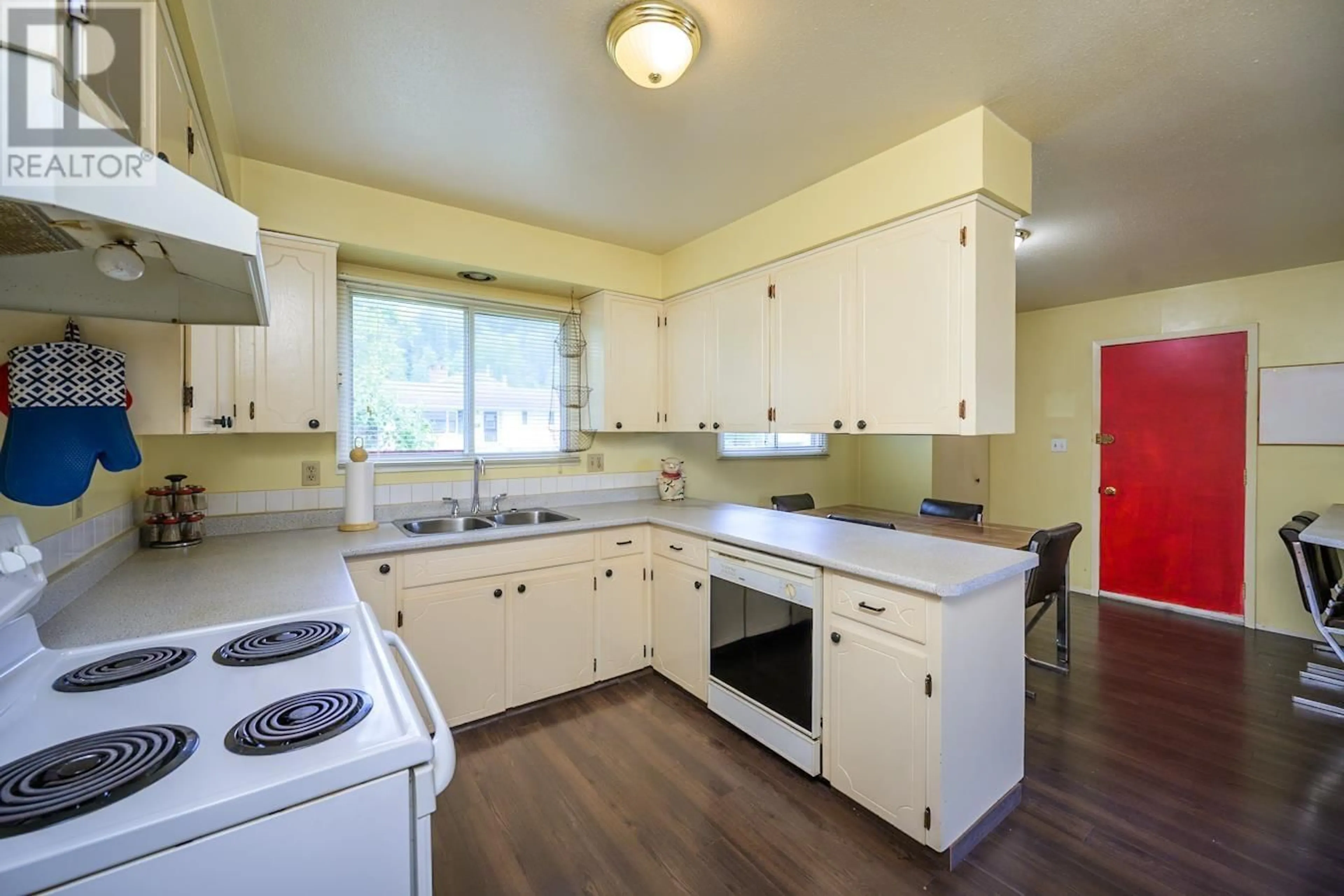 Standard kitchen, unknown for 4508 CASCADE AVENUE, Prince George British Columbia V2M6L4