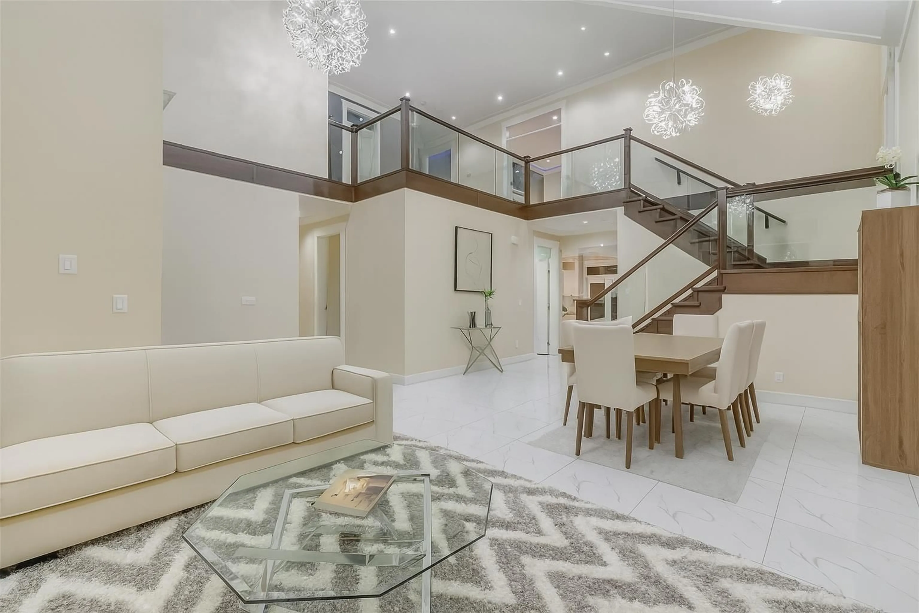 Indoor foyer for 12629 90 AVENUE, Surrey British Columbia V3V6J3
