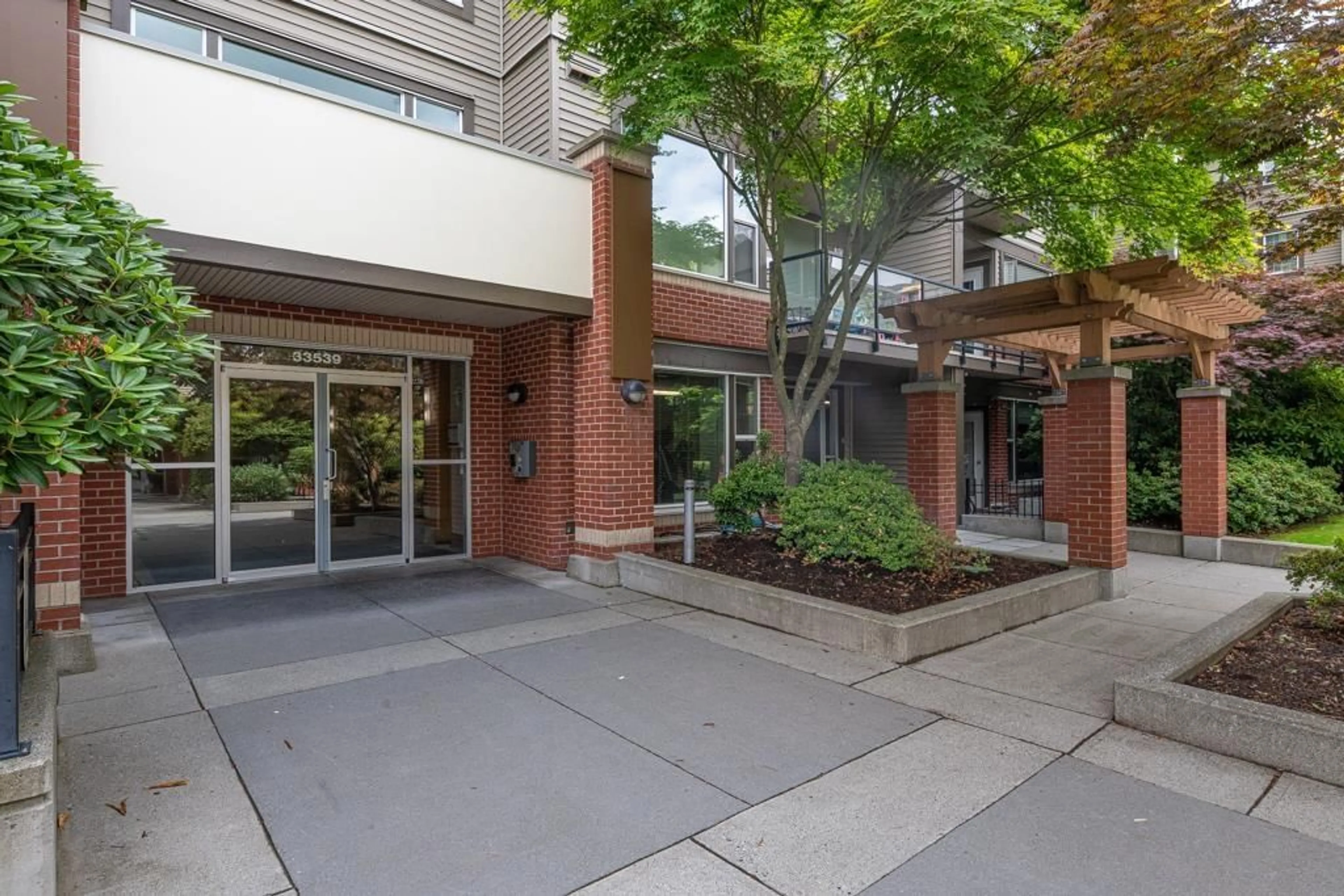 Indoor foyer for 114 - 33539 HOLLAND, Abbotsford British Columbia V2S0C6