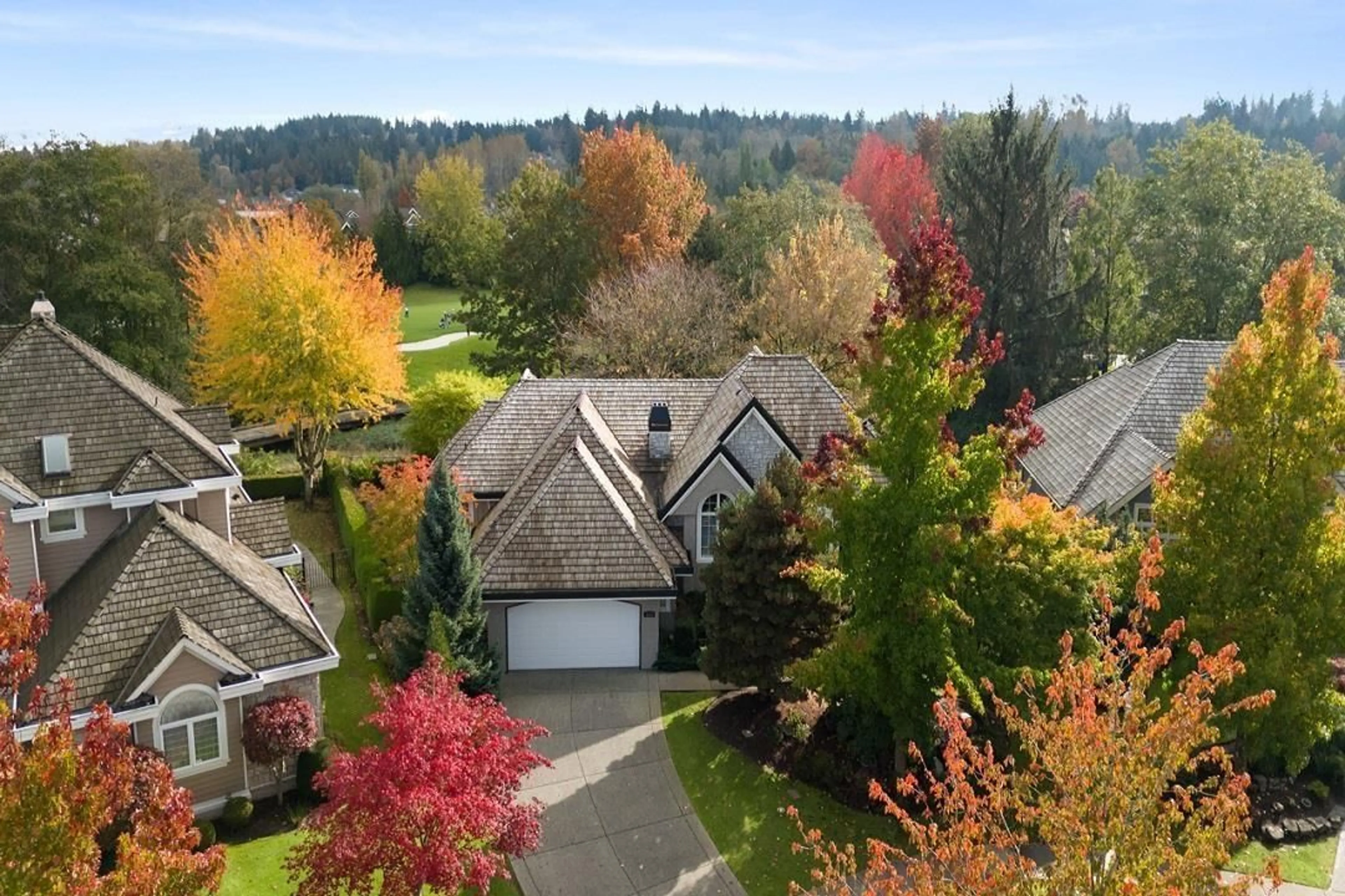 A pic from outside/outdoor area/front of a property/back of a property/a pic from drone, mountain view for 3388 CANTERBURY, Surrey British Columbia V3Z0J8
