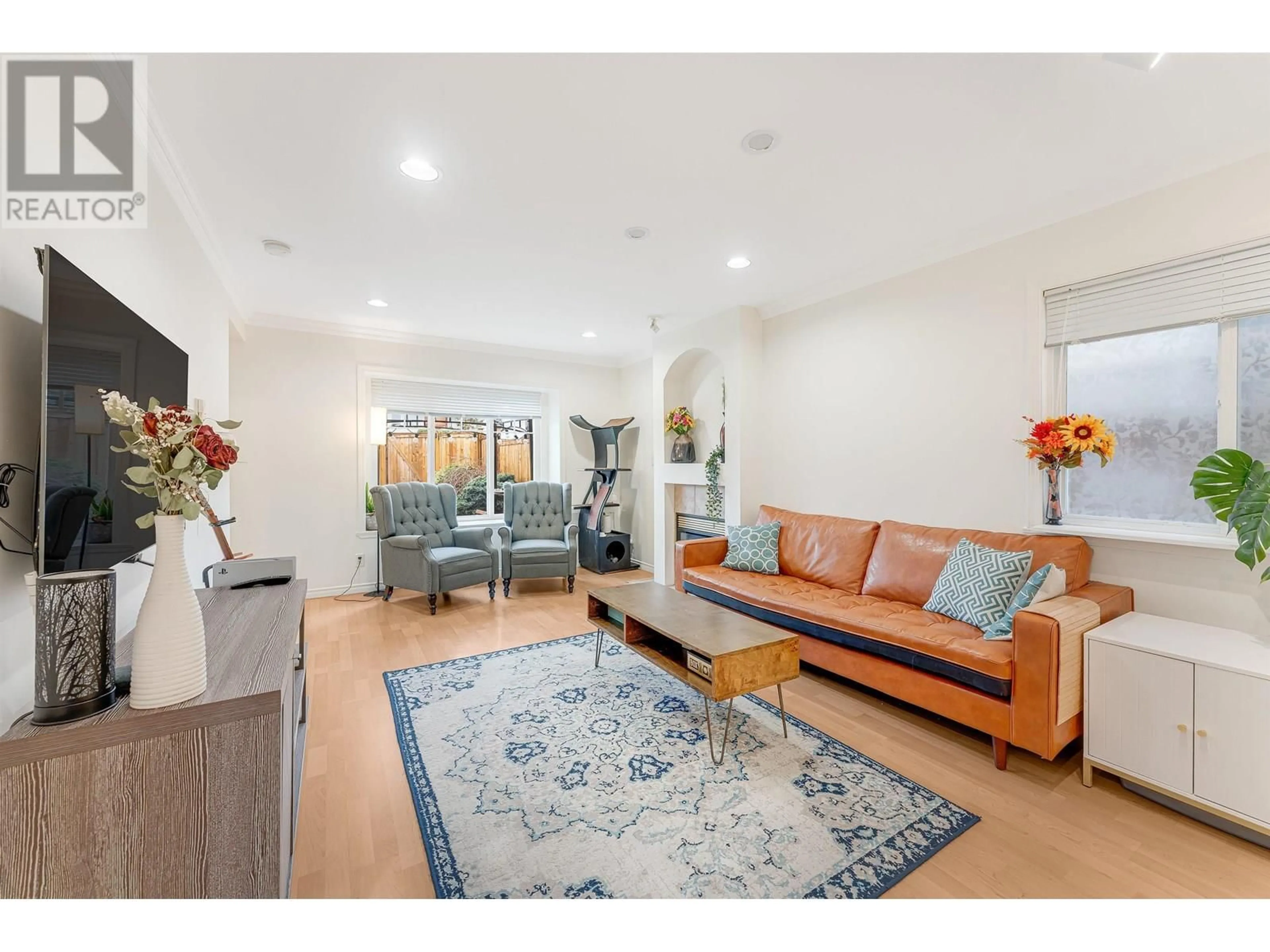 Living room with furniture, unknown for 5933 SPROTT STREET, Burnaby British Columbia V5G1T9
