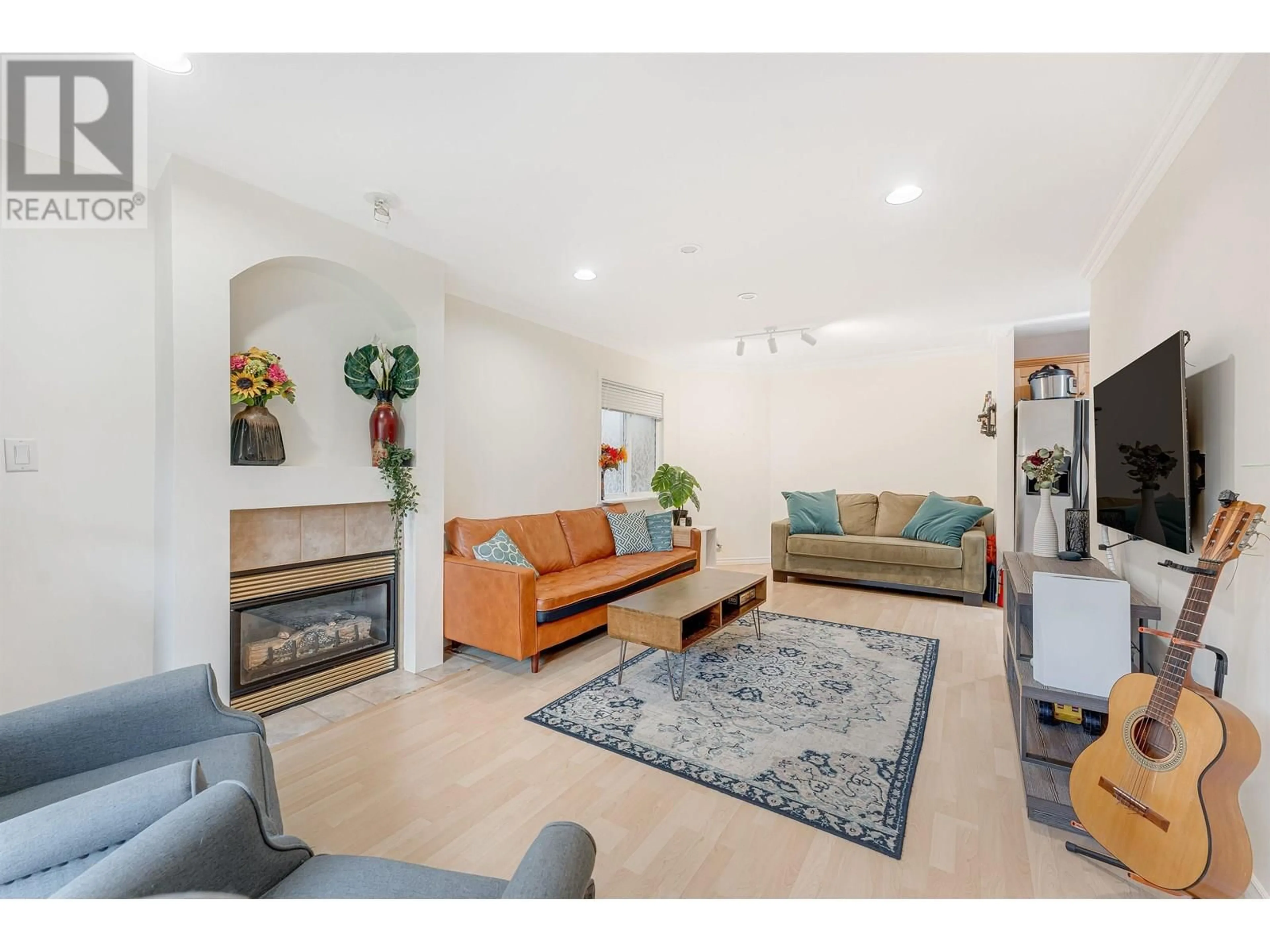 Living room with furniture, unknown for 5933 SPROTT STREET, Burnaby British Columbia V5G1T9