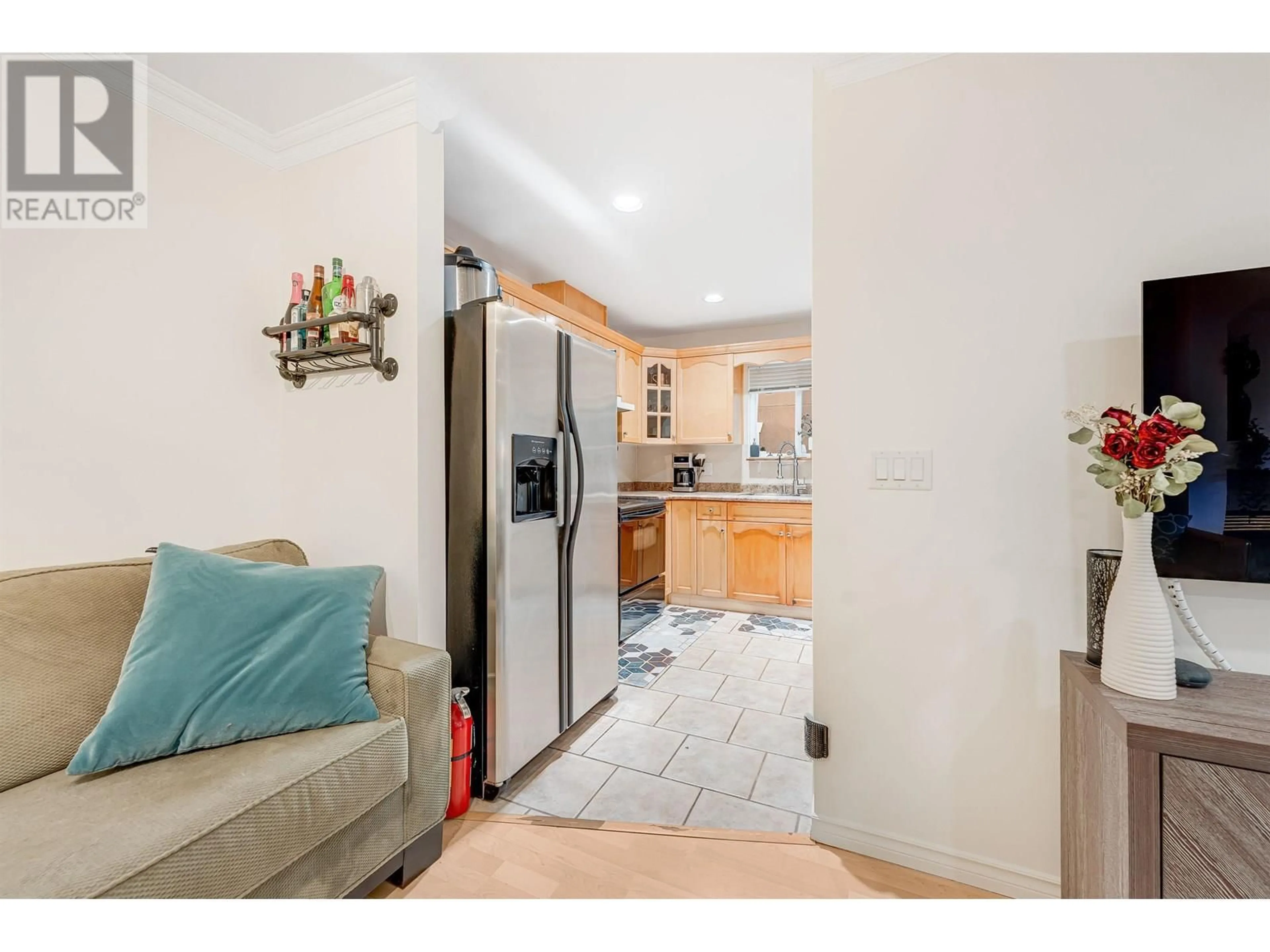 Open concept kitchen, ceramic/tile floor for 5933 SPROTT STREET, Burnaby British Columbia V5G1T9