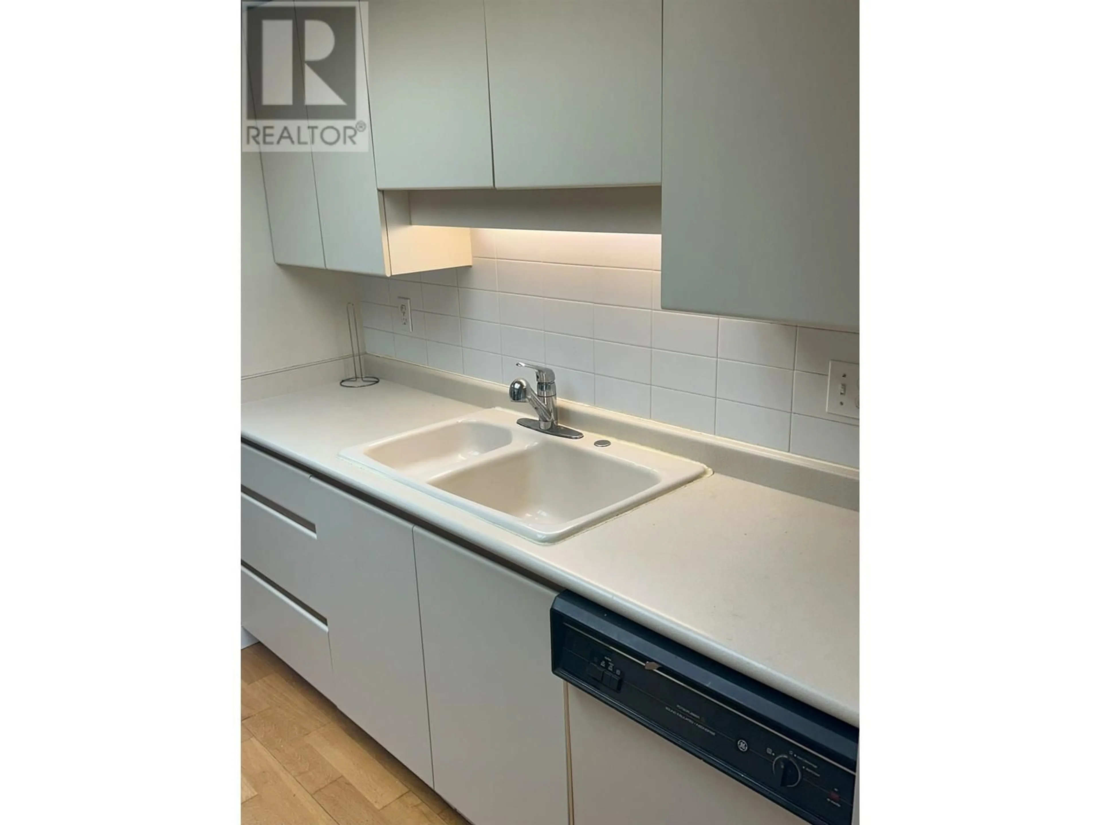 Standard kitchen, wood/laminate floor for 904 - 1331 HOMER STREET, Vancouver British Columbia V6B5M9