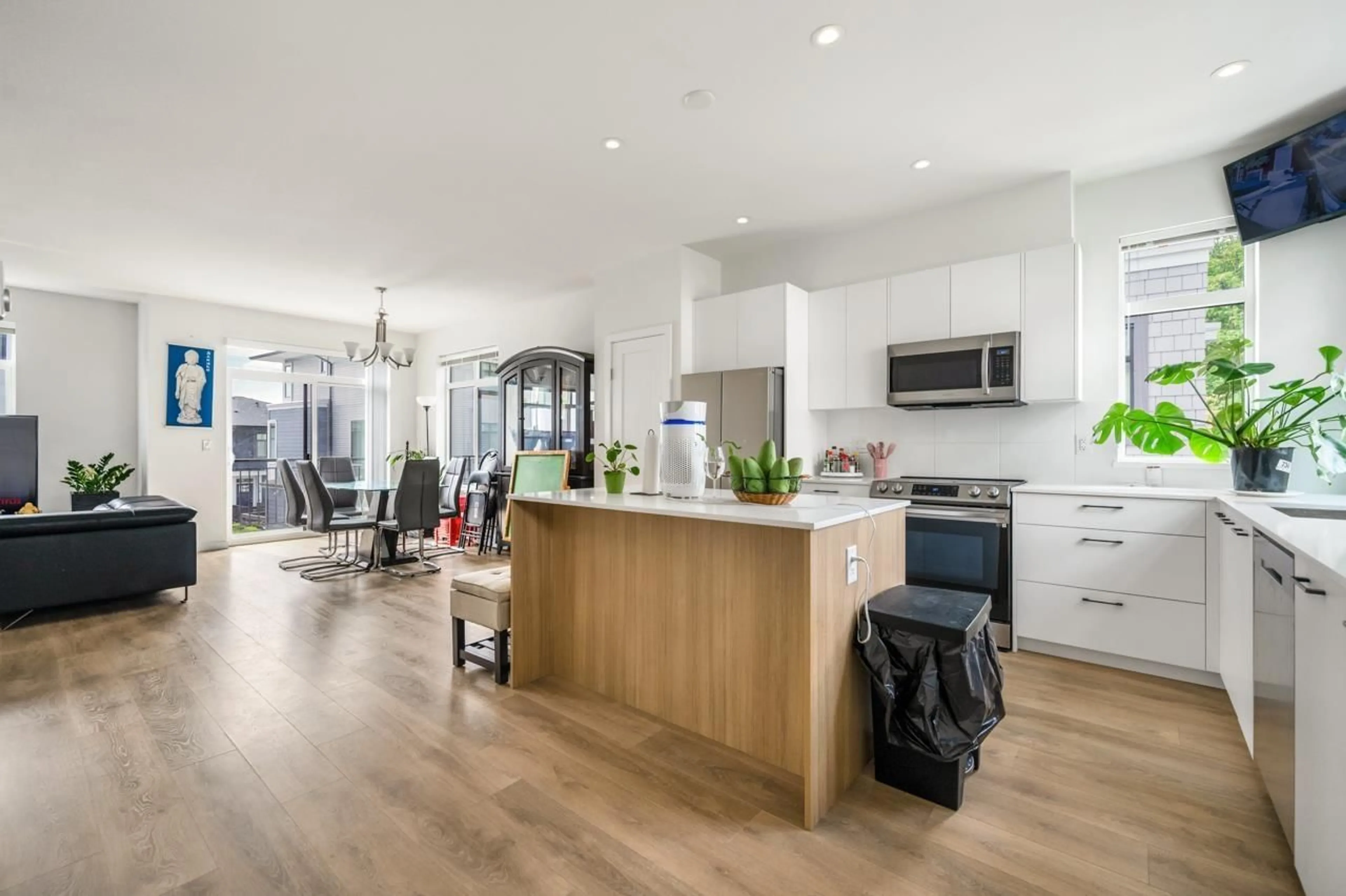 Open concept kitchen, wood/laminate floor for 79 - 15235 SITKA, Surrey British Columbia V3S0A9