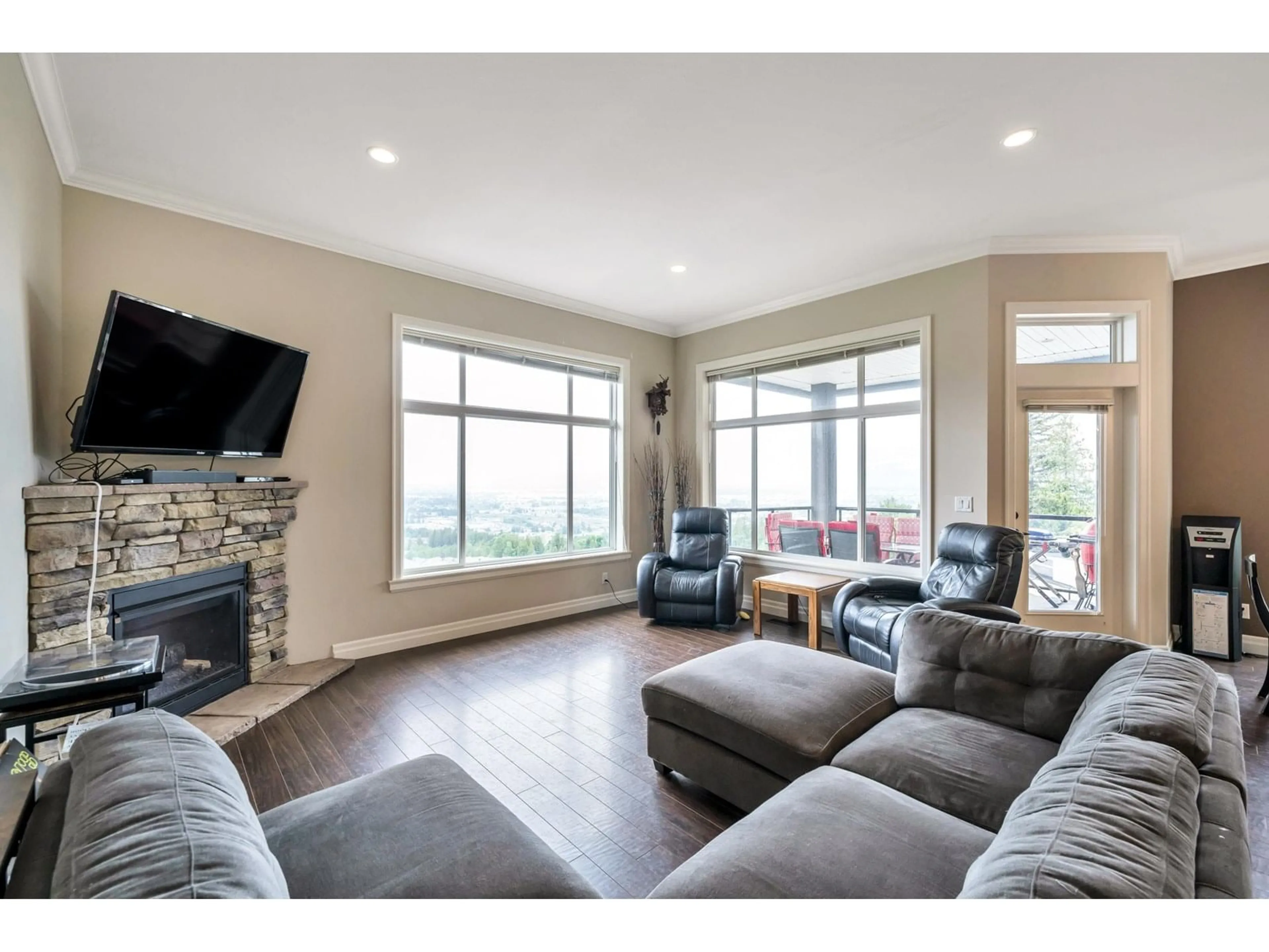 Living room with furniture, unknown for 47137 MACFARLANE PLACE, Chilliwack British Columbia V2R0P3