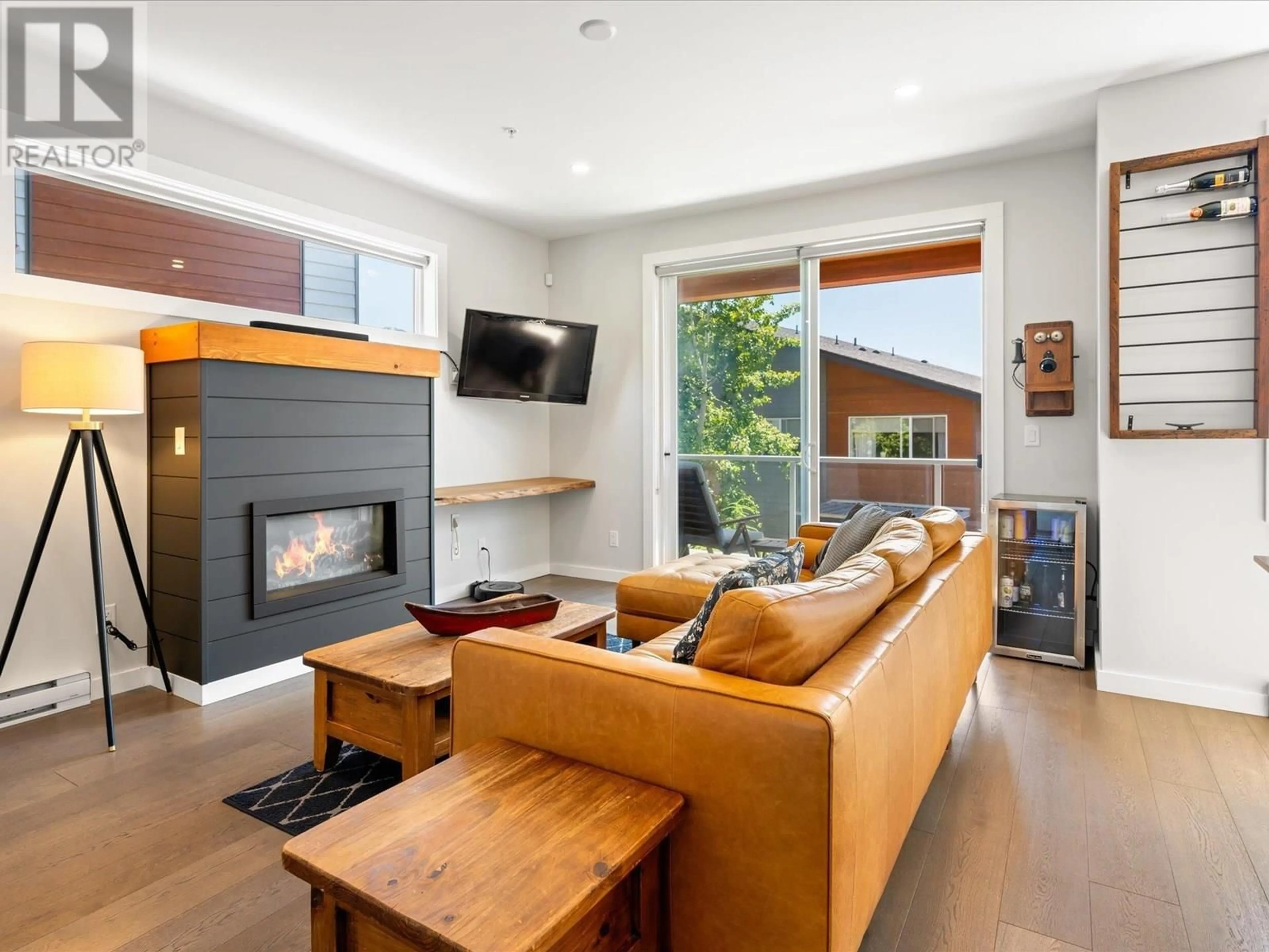 Living room with furniture, wood/laminate floor for 1 - 41333 SKYRIDGE PLACE, Squamish British Columbia V8B0Y6