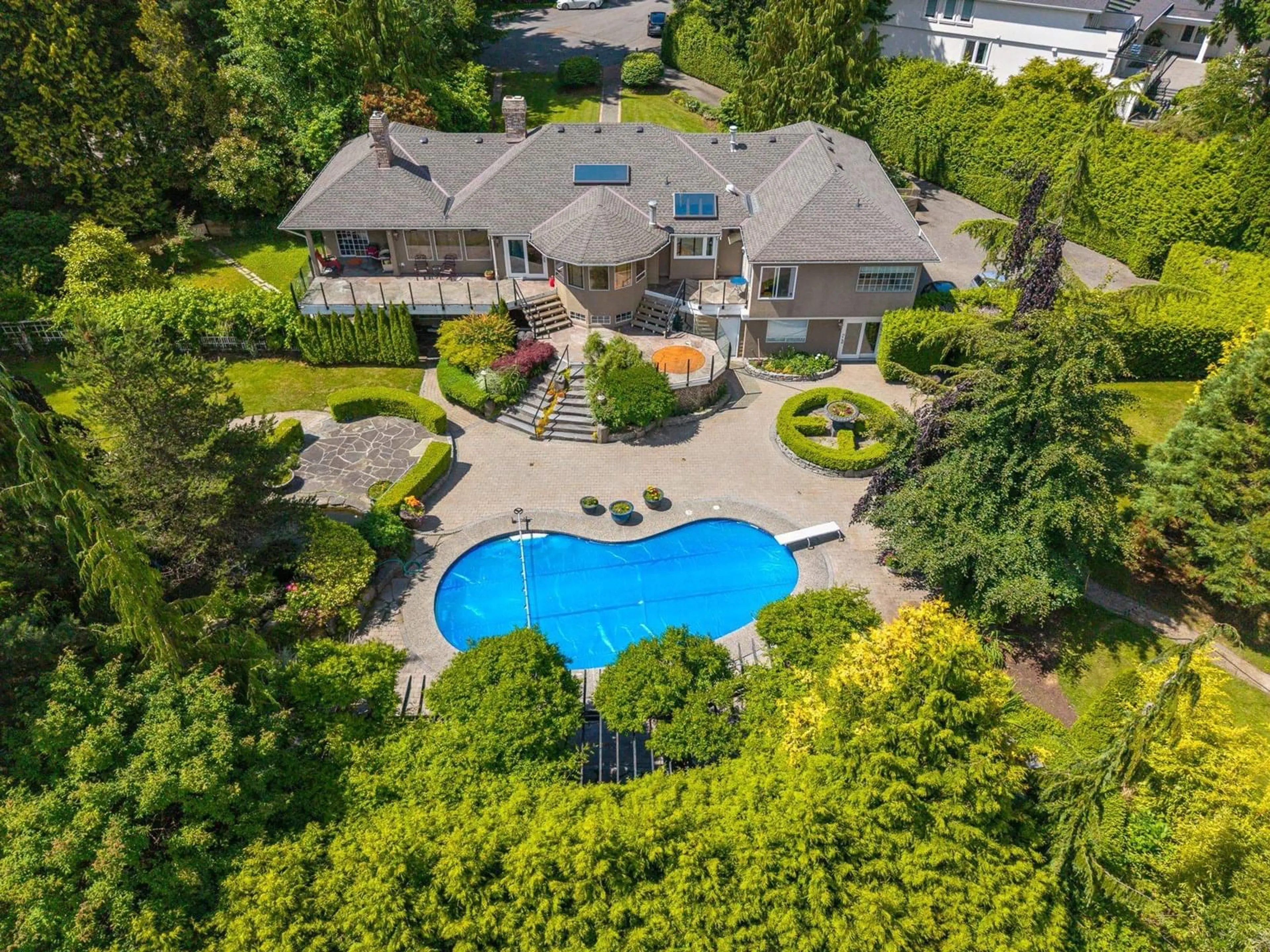 A pic from outside/outdoor area/front of a property/back of a property/a pic from drone, water/lake/river/ocean view for 13469 27, Surrey British Columbia V4P1Z1