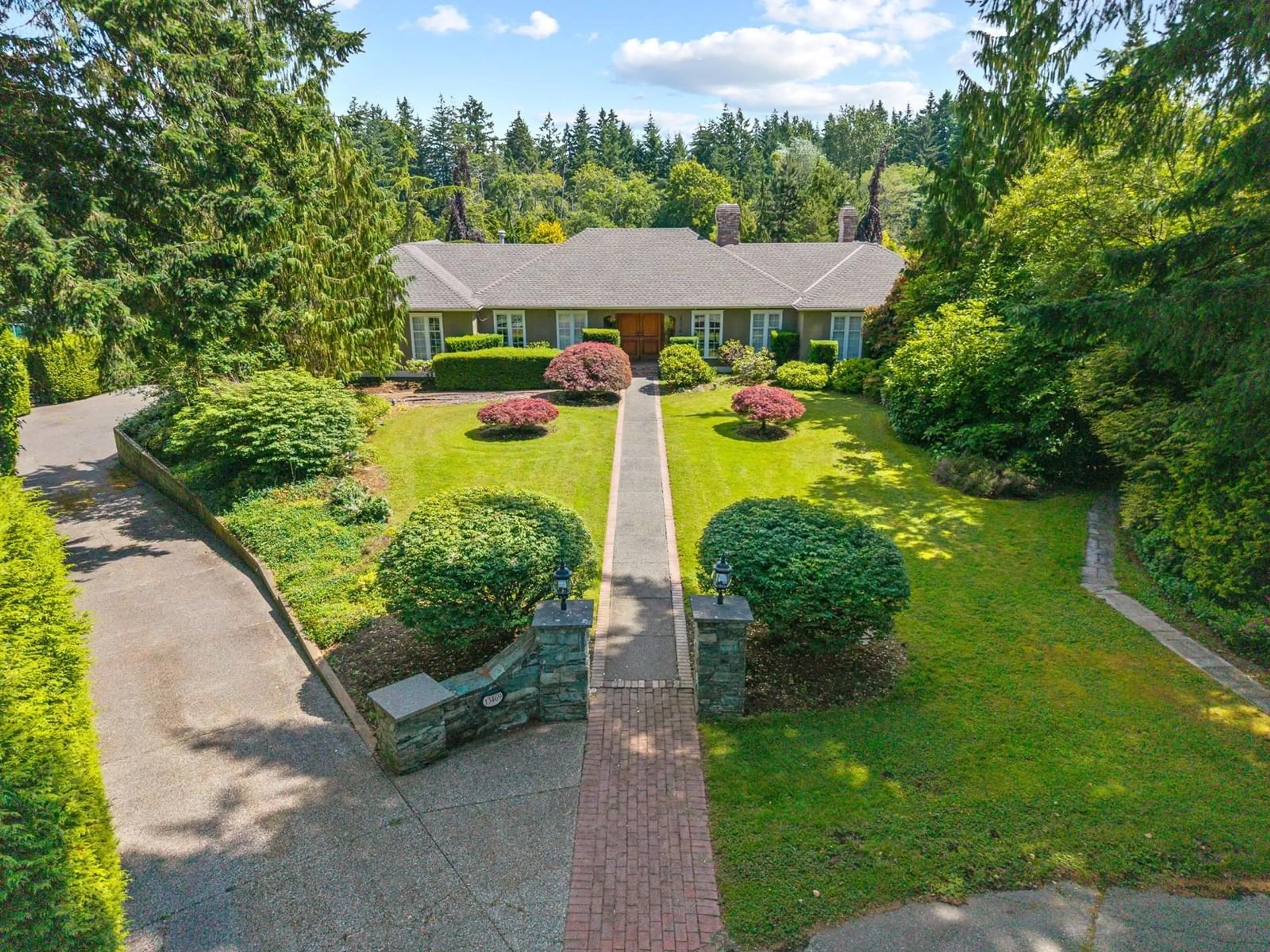 A pic from outside/outdoor area/front of a property/back of a property/a pic from drone, street for 13469 27, Surrey British Columbia V4P1Z1