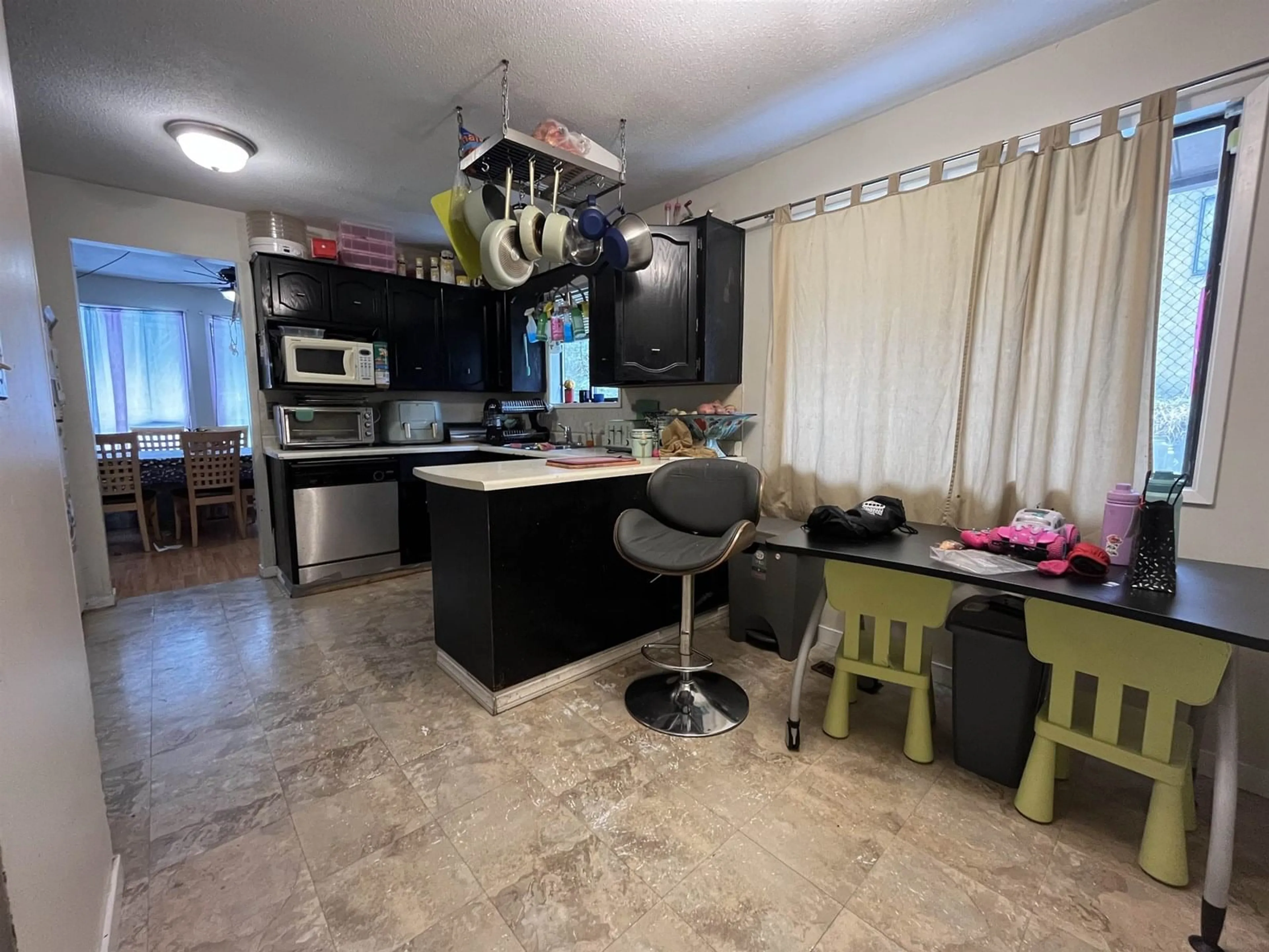 Open concept kitchen, unknown for 32827 14TH, Mission British Columbia V2V6C1