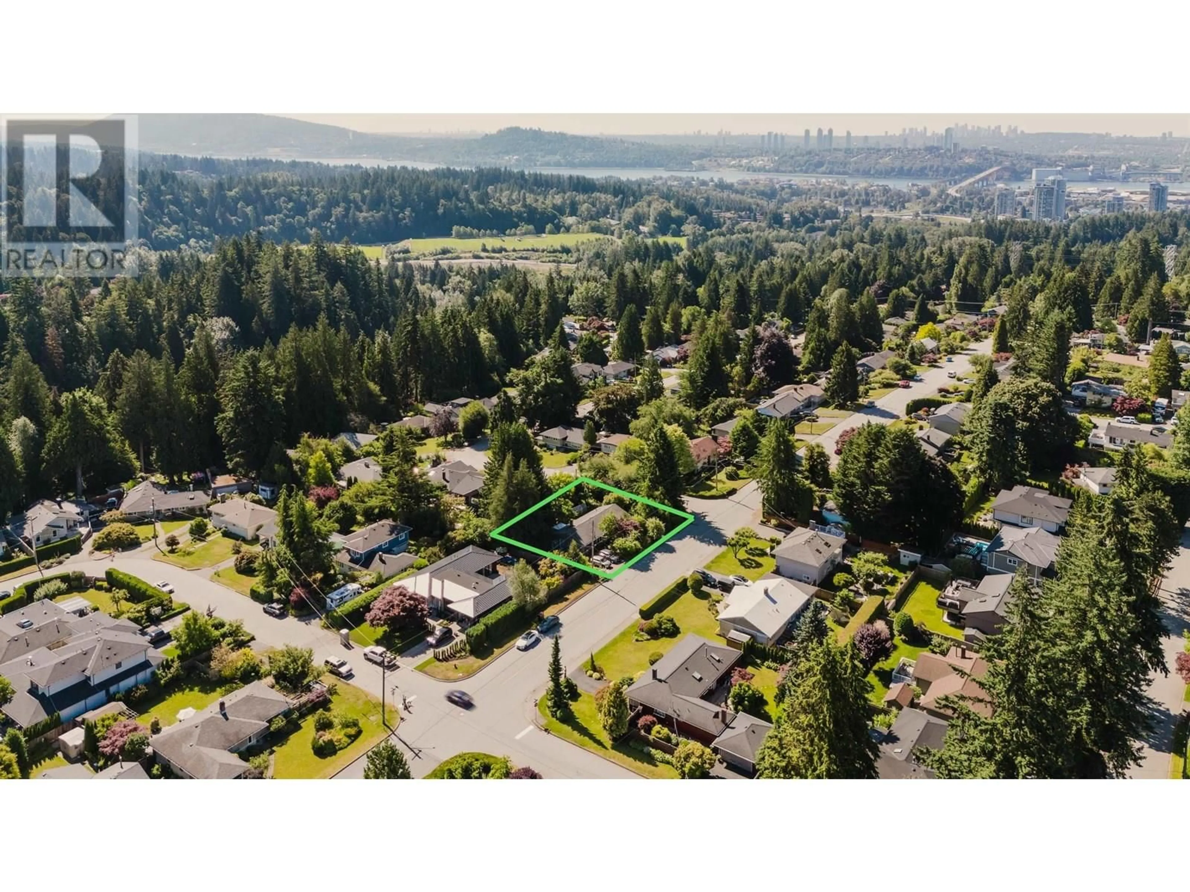A pic from outside/outdoor area/front of a property/back of a property/a pic from drone, unknown for 2302 VIEWLYNN DRIVE, North Vancouver British Columbia V7J2X1