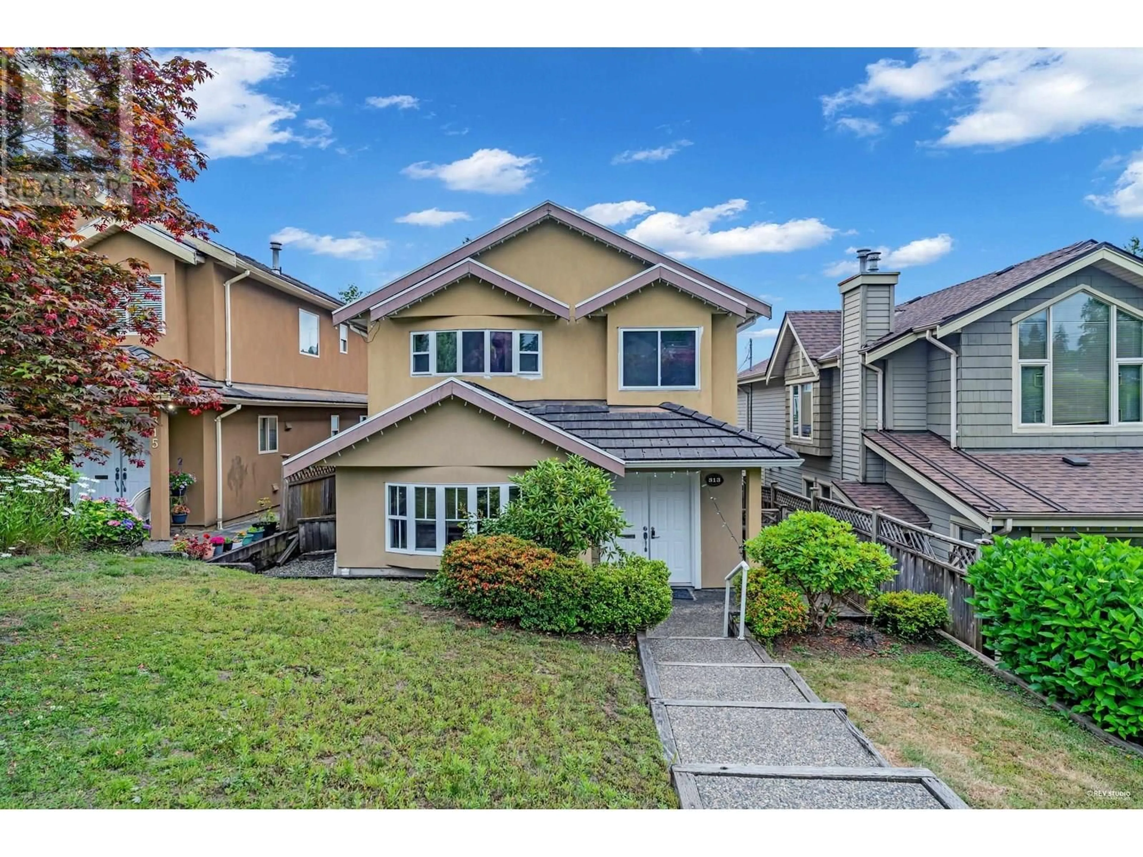 Home with vinyl exterior material, street for 313 27 STREET, North Vancouver British Columbia V7N1B9