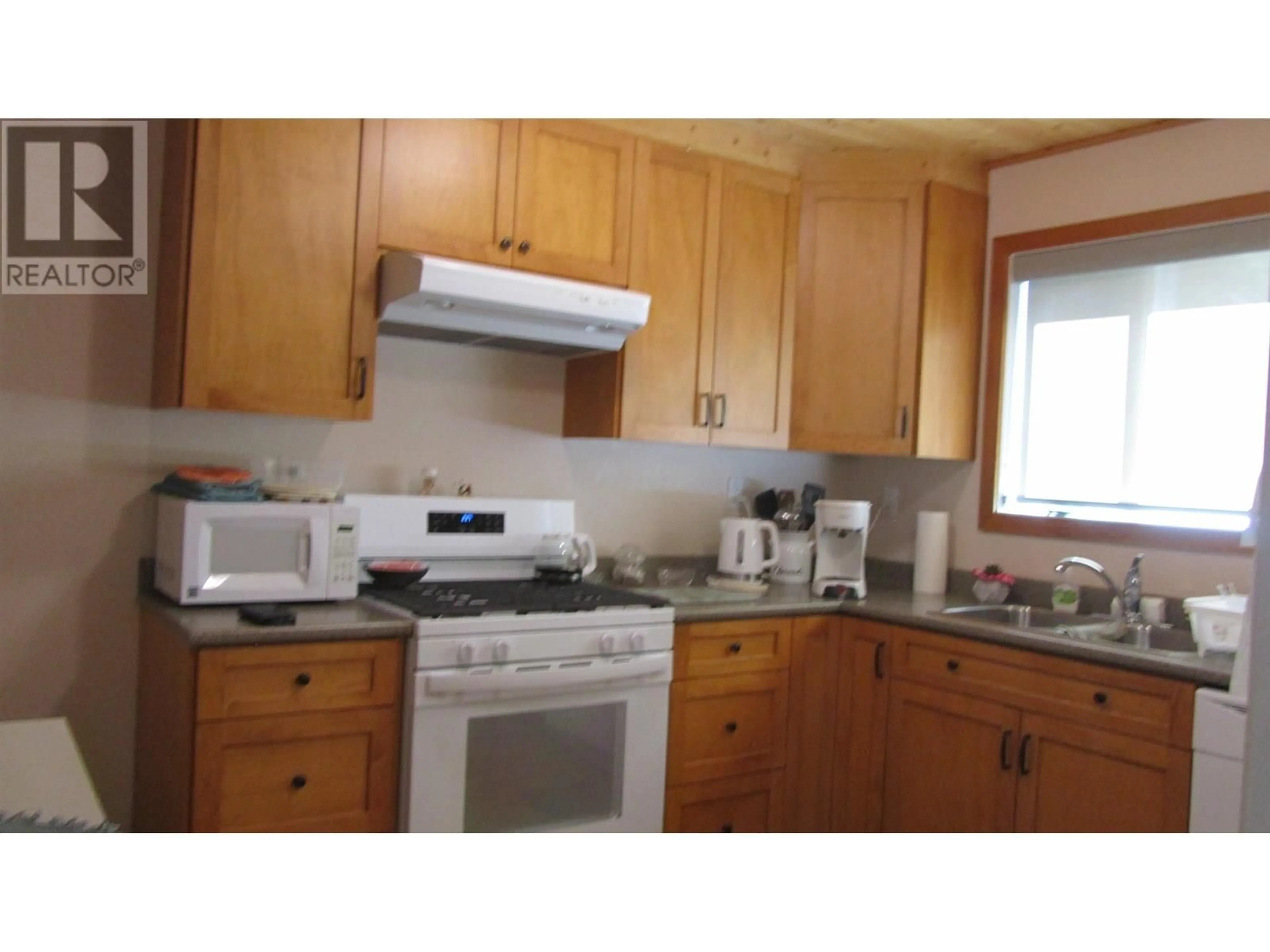 Standard kitchen, wood/laminate floor for 5258 MACKAY CRESCENT, 108 Mile Ranch British Columbia V0K2Z0