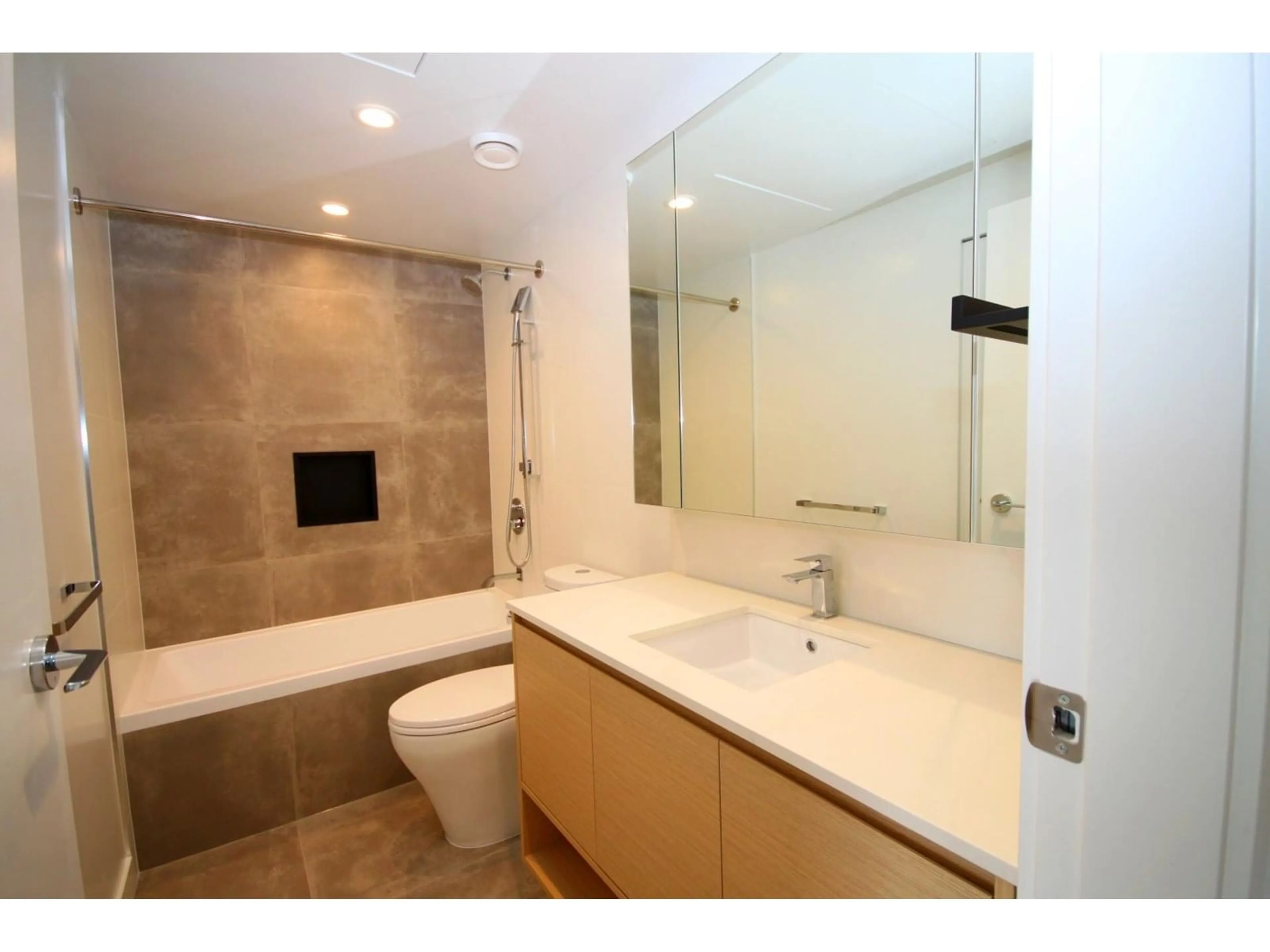 Standard bathroom, ceramic/tile floor for 2512 - 13745 GEORGE JUNCTION, Surrey British Columbia V3T0V8