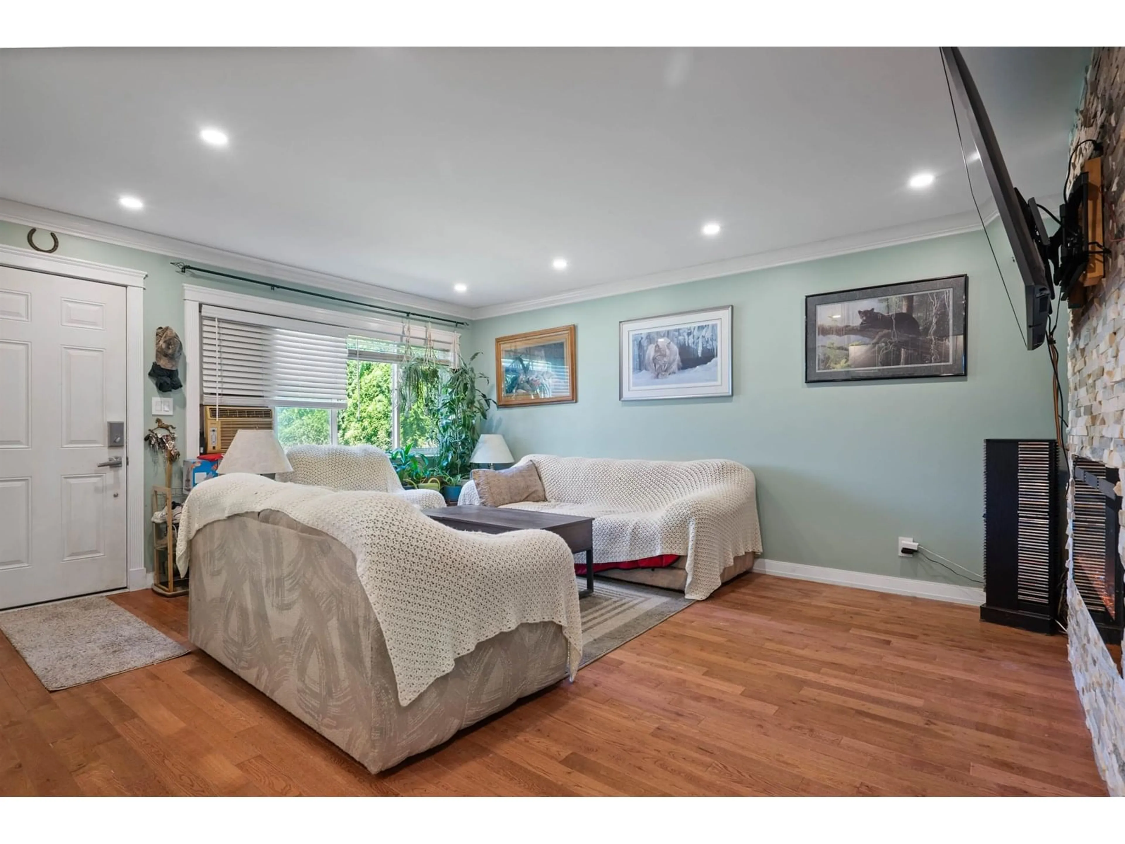 Living room with furniture, wood/laminate floor for 8505 NORMAN CRESCENT, Chilliwack British Columbia V2P5C7