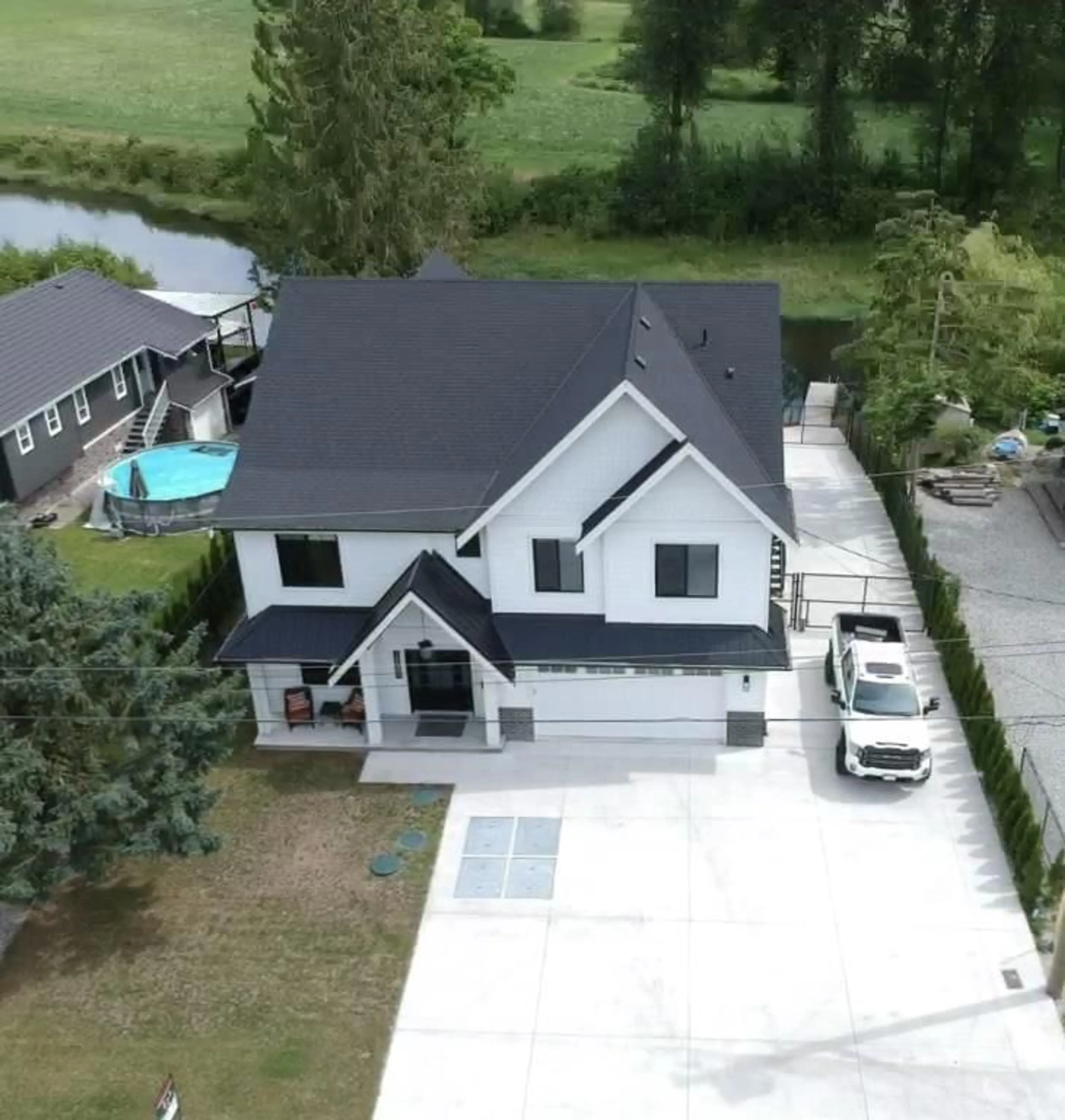 A pic from outside/outdoor area/front of a property/back of a property/a pic from drone, unknown for 10080 MOUNTAINVIEW, Mission British Columbia V2V4J1