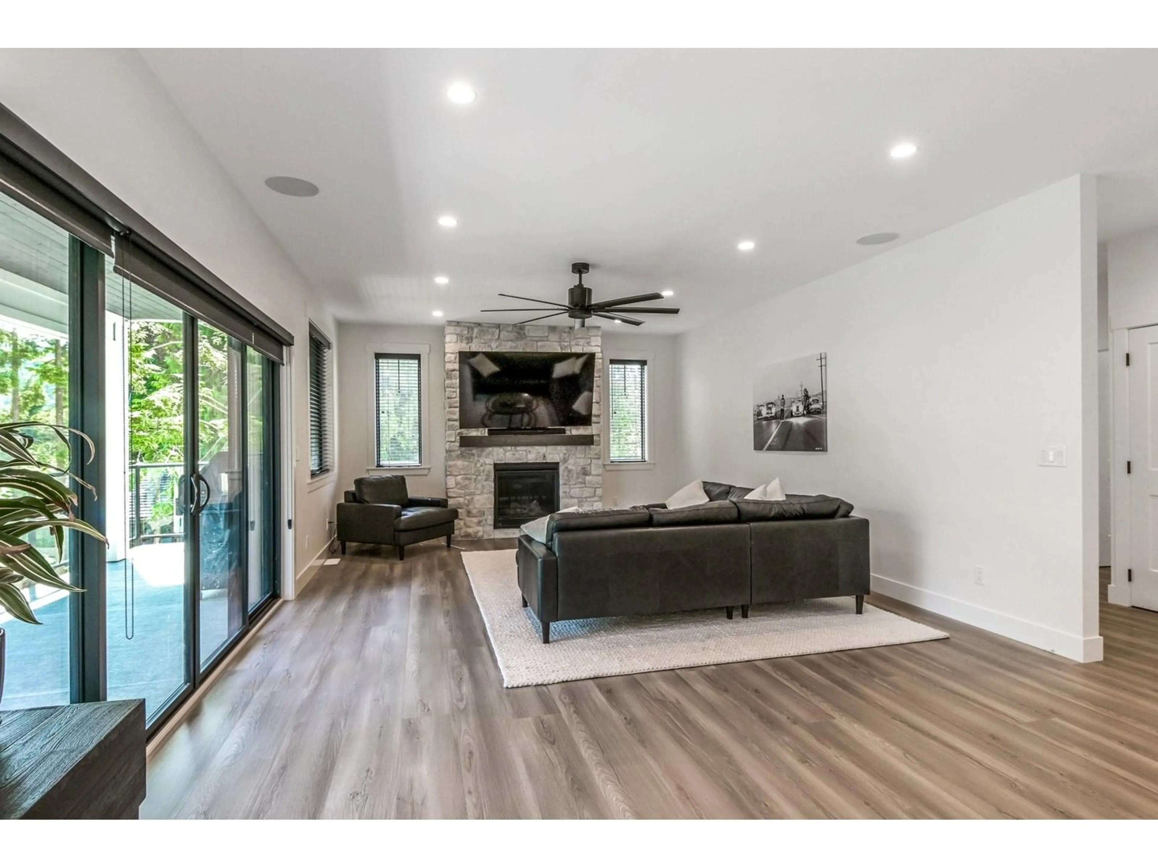 Living room with furniture, unknown for 10080 MOUNTAINVIEW, Mission British Columbia V2V4J1