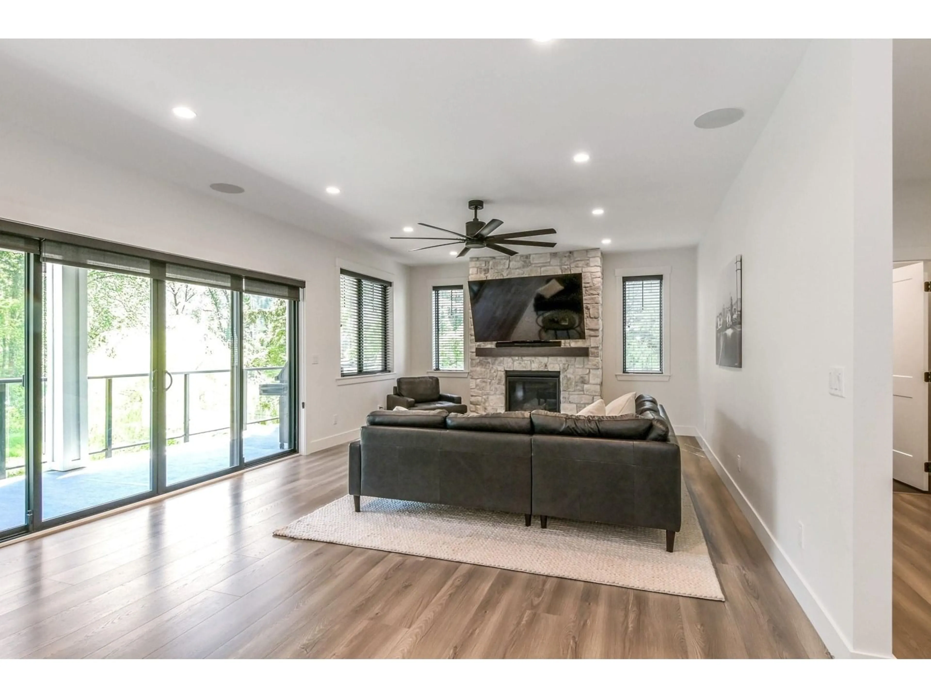 Living room with furniture, unknown for 10080 MOUNTAINVIEW, Mission British Columbia V2V4J1