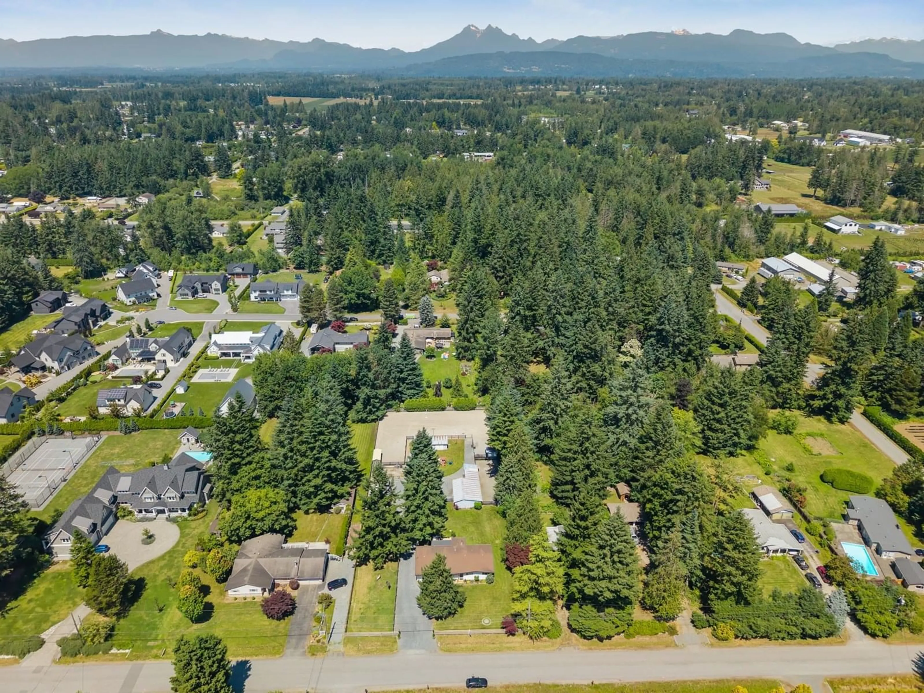 A pic from outside/outdoor area/front of a property/back of a property/a pic from drone, mountain view for 25123 52, Langley British Columbia V4W1G1