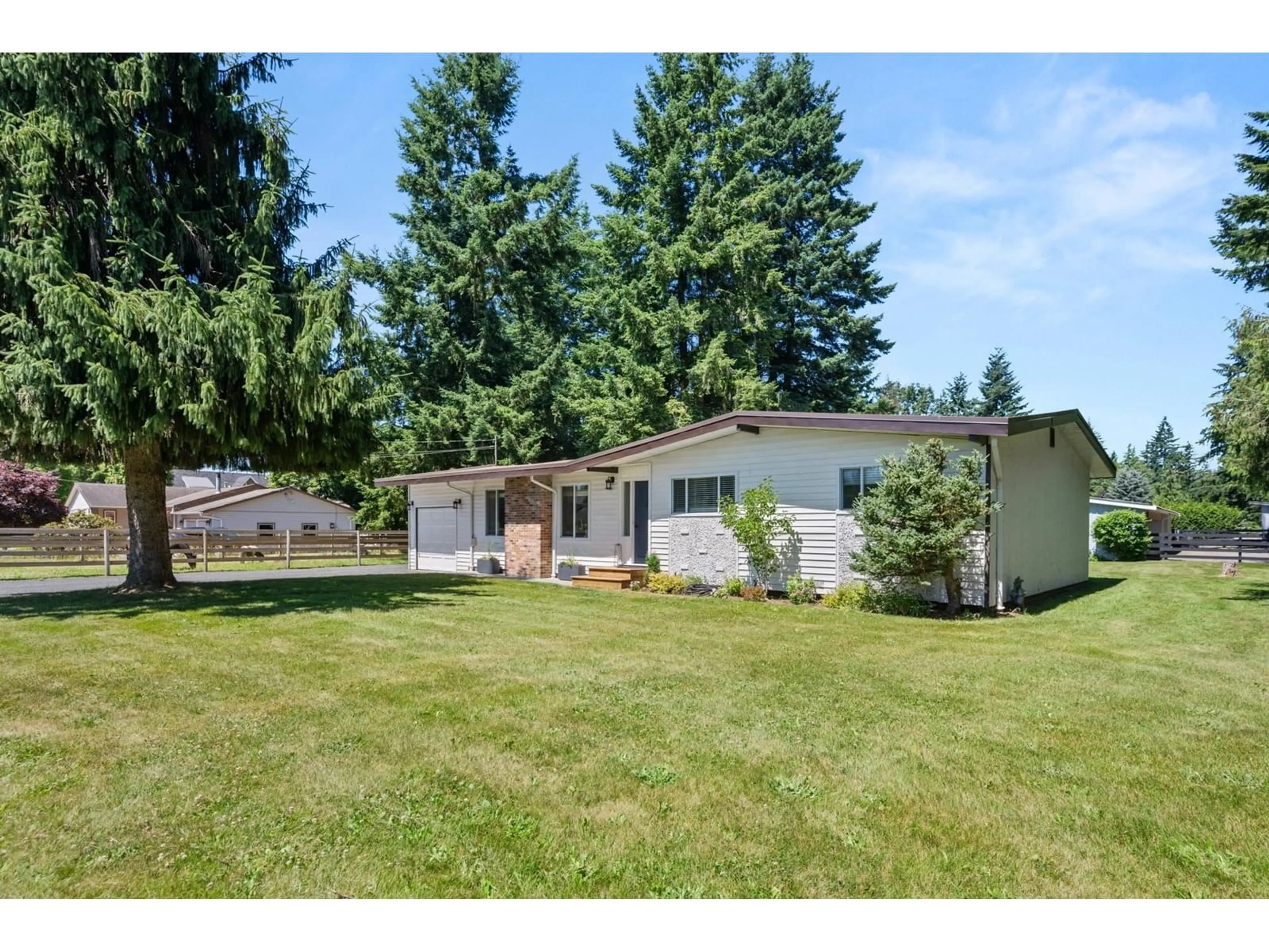 Home with vinyl exterior material, unknown for 25123 52, Langley British Columbia V4W1G1