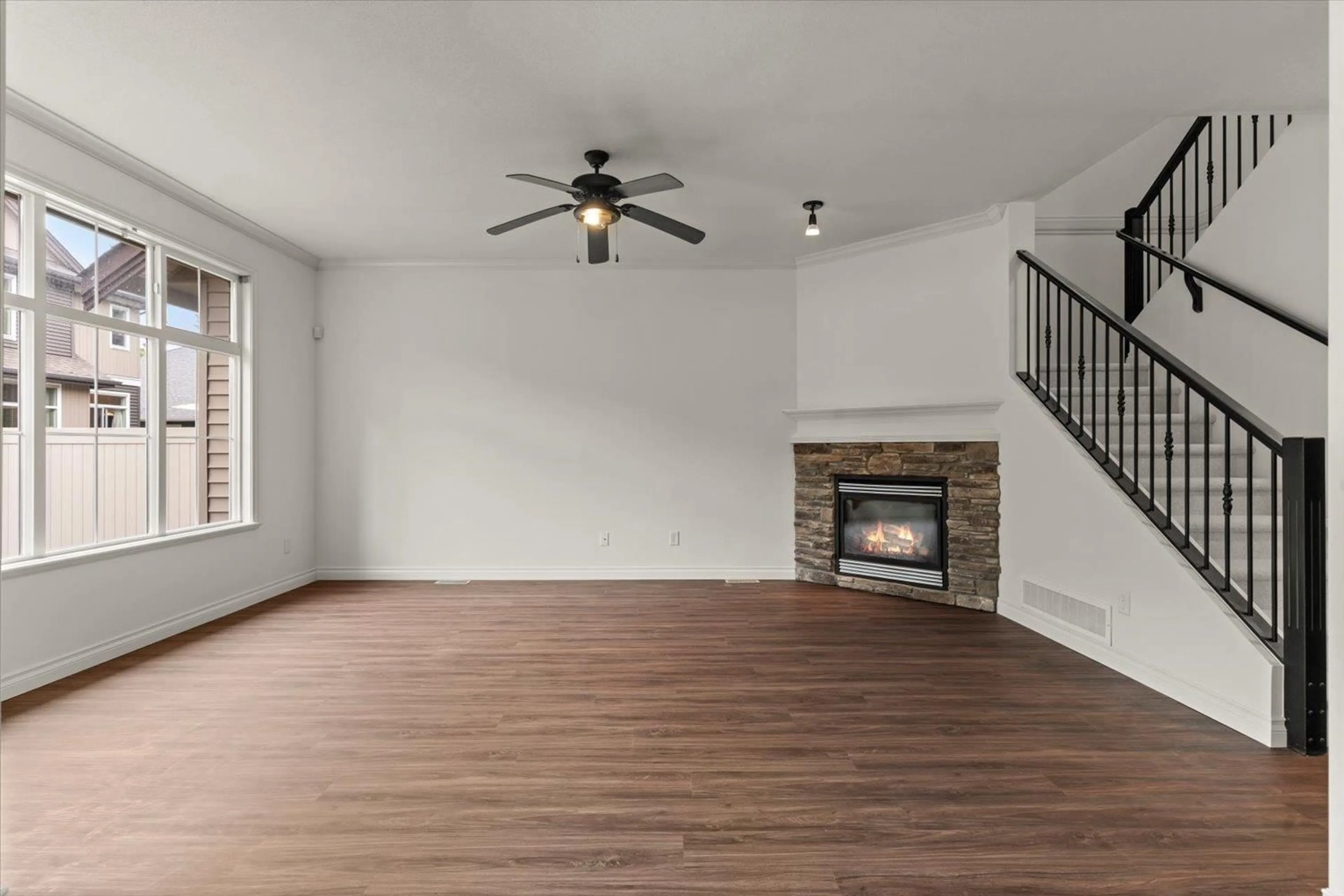 Living room with furniture, wood/laminate floor for 21 - 6577 SOUTHDOWNE PLACE, Chilliwack British Columbia V2R0H4