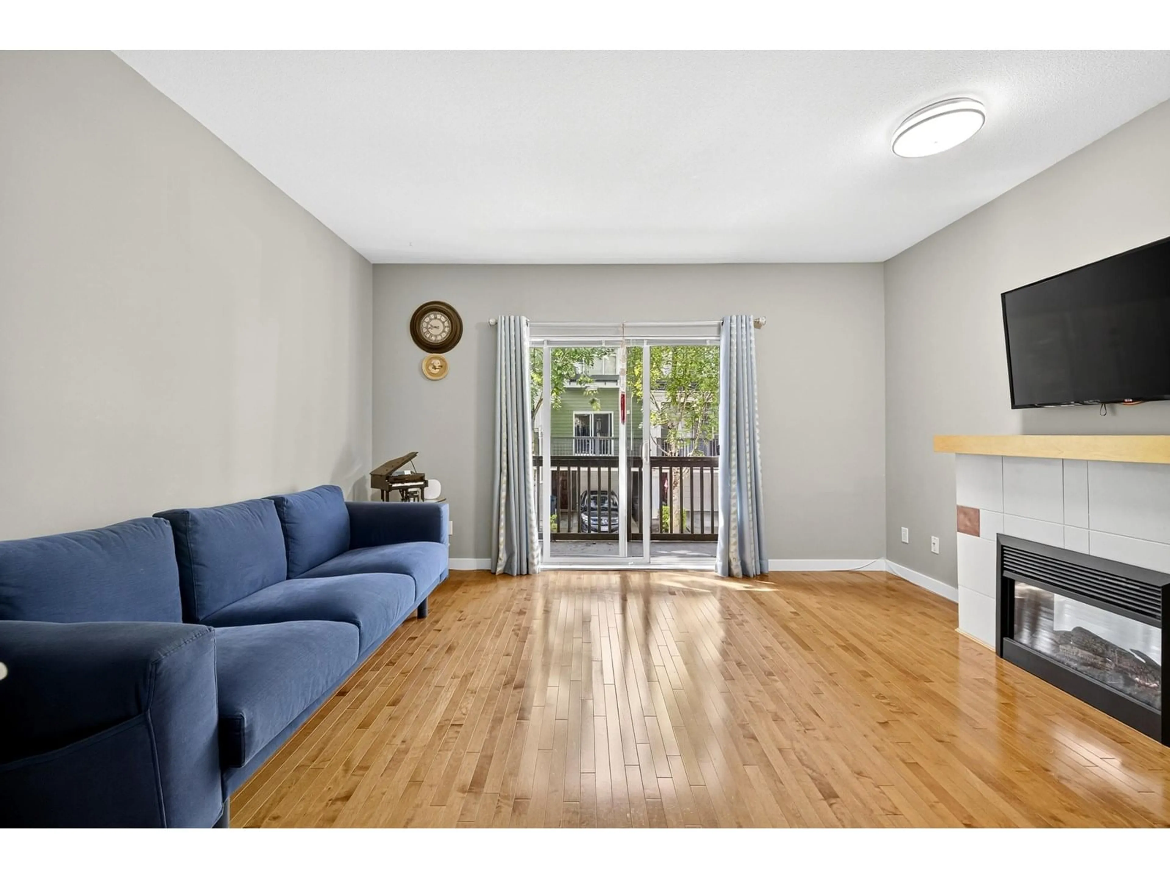 Living room with furniture, wood/laminate floor for 36 - 15233 34, Surrey British Columbia V3Z2T7