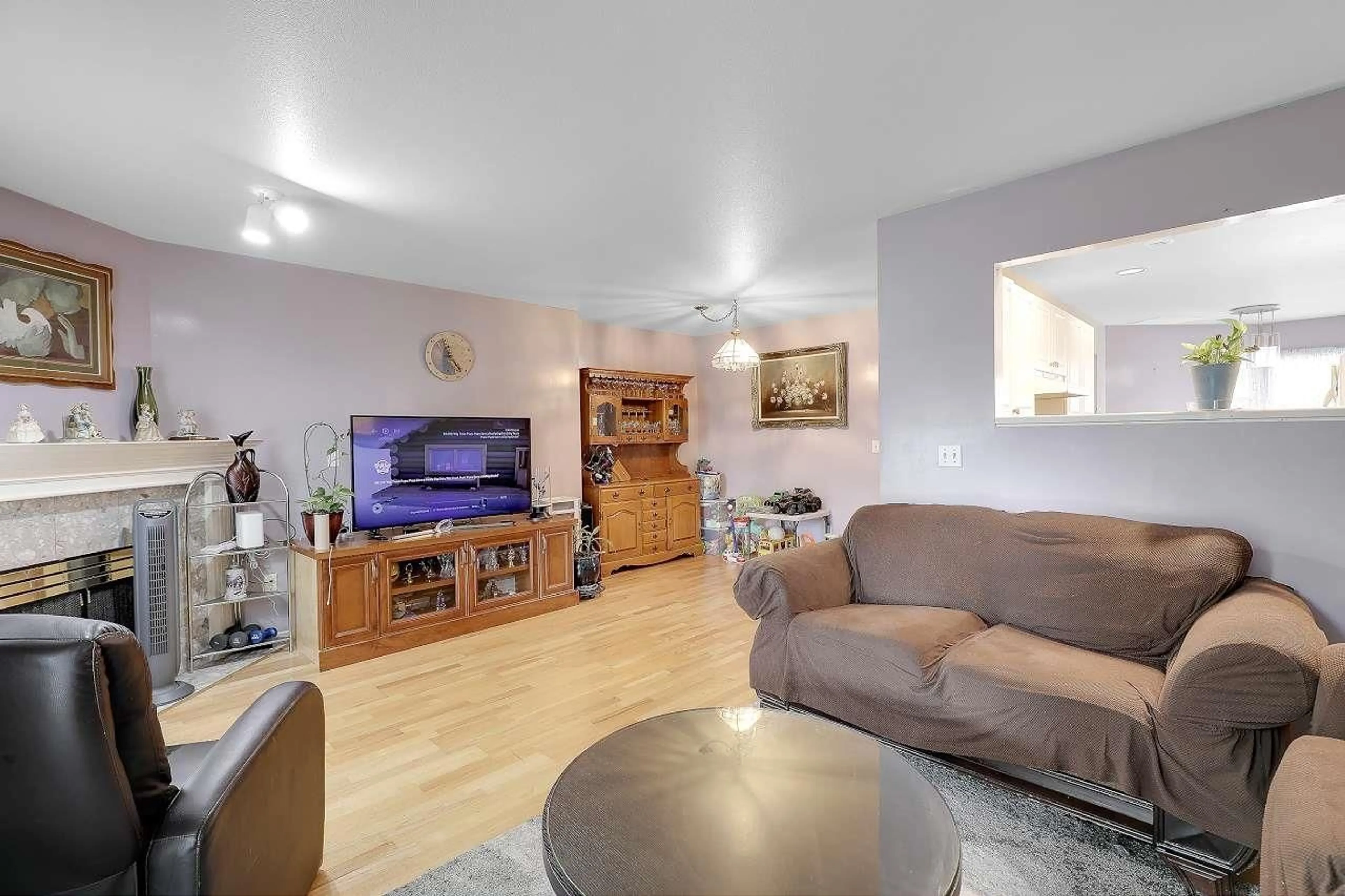 Living room with furniture, unknown for 30 - 10038 155, Surrey British Columbia V3R0S2