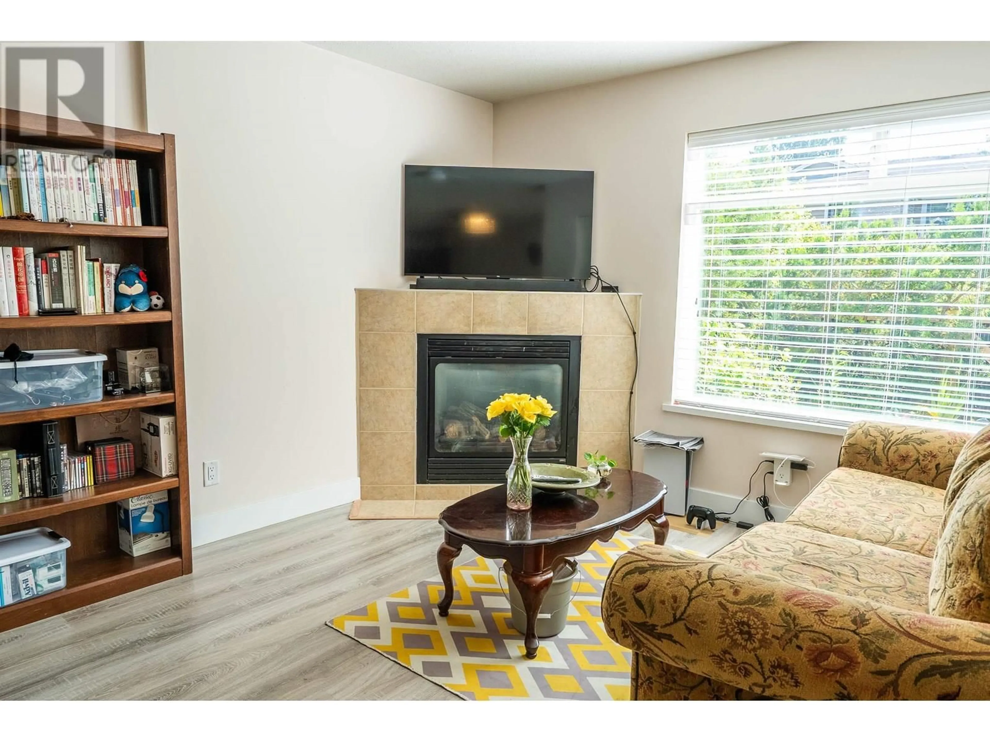 Living room with furniture, wood/laminate floor for 3 - 624 SHAW ROAD, Gibsons British Columbia V0N1V8
