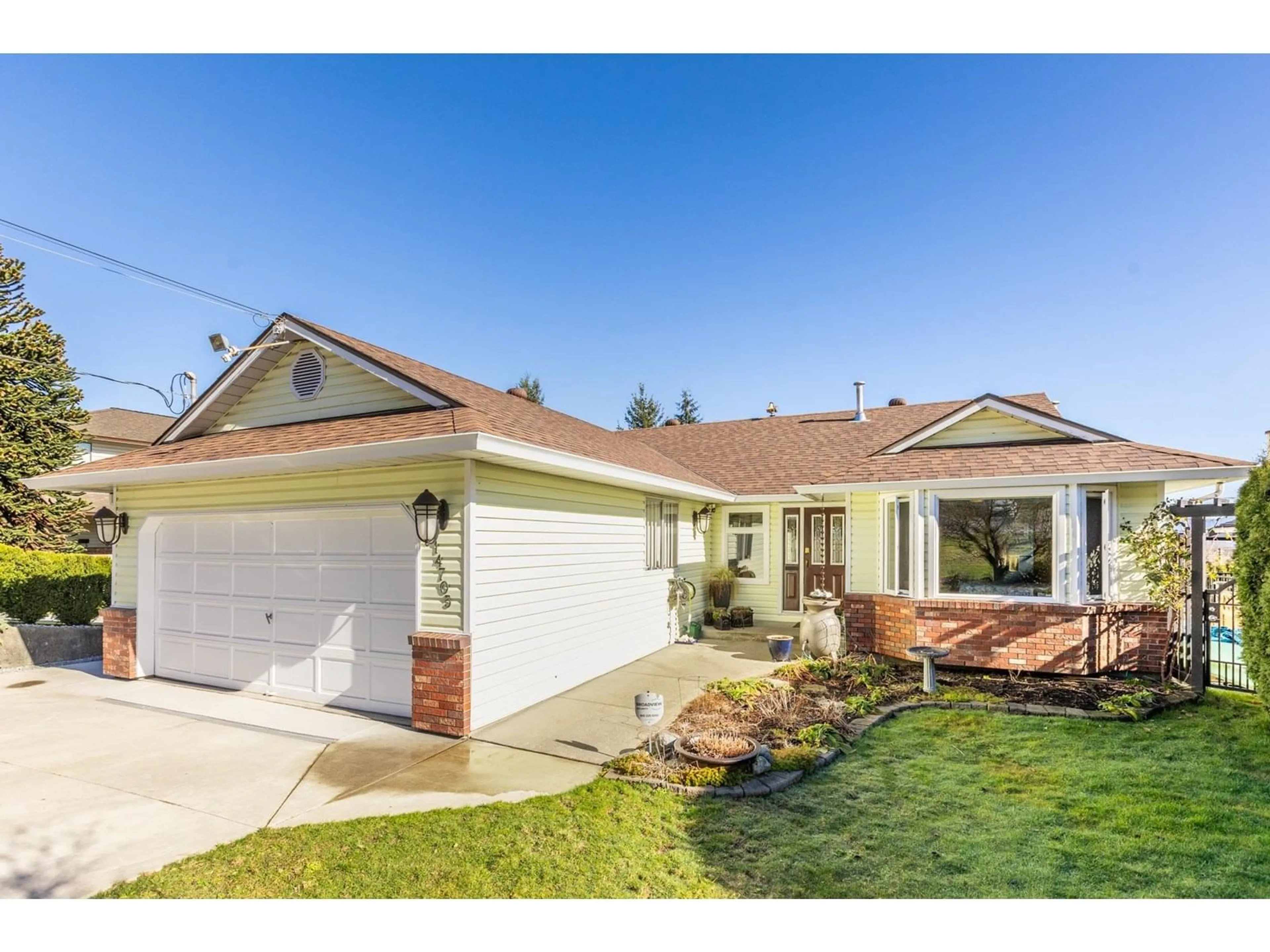 Home with vinyl exterior material, street for 14705 WELLINGTON, Surrey British Columbia V3R0A4