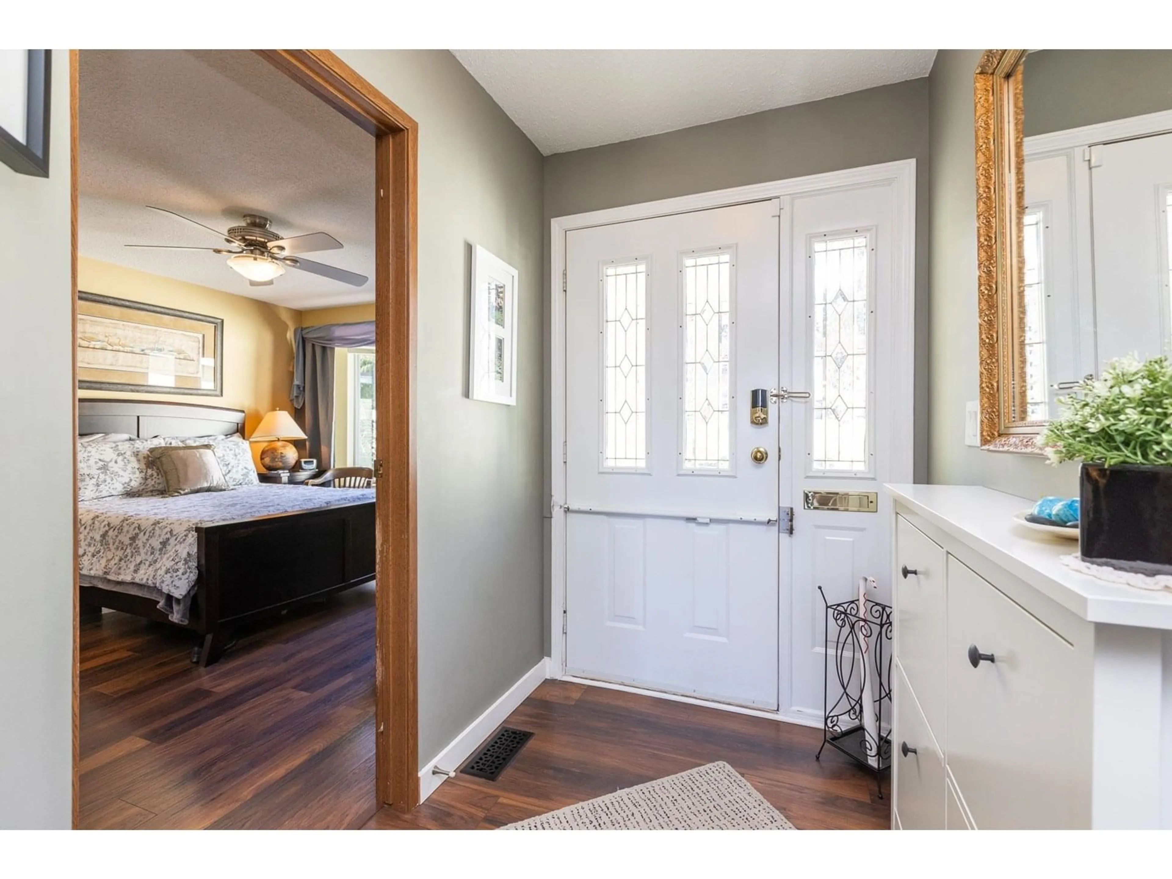 Indoor entryway for 14705 WELLINGTON, Surrey British Columbia V3R0A4