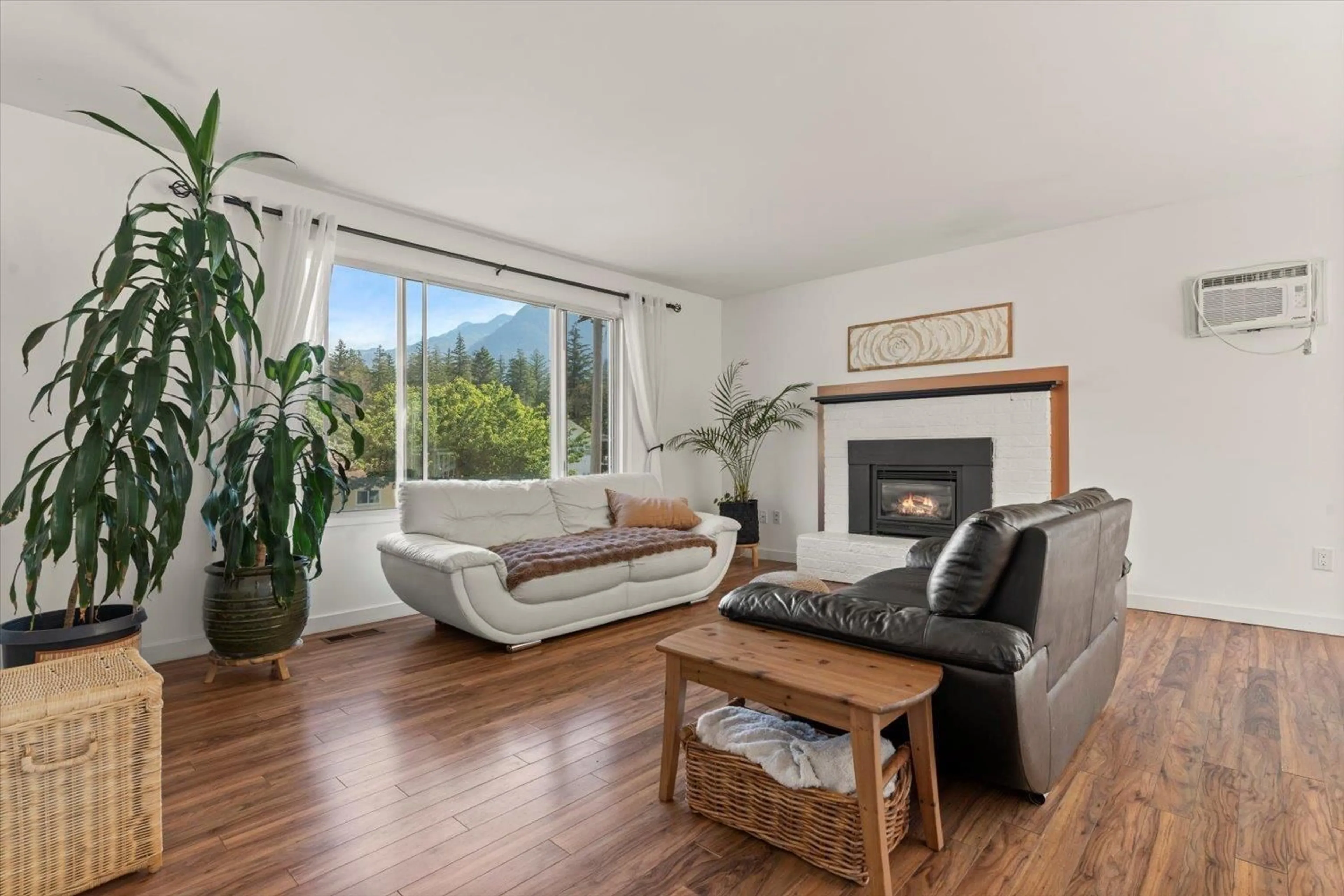 Living room with furniture, wood/laminate floor for 630 THACKER AVENUE, Hope British Columbia V0X1L0
