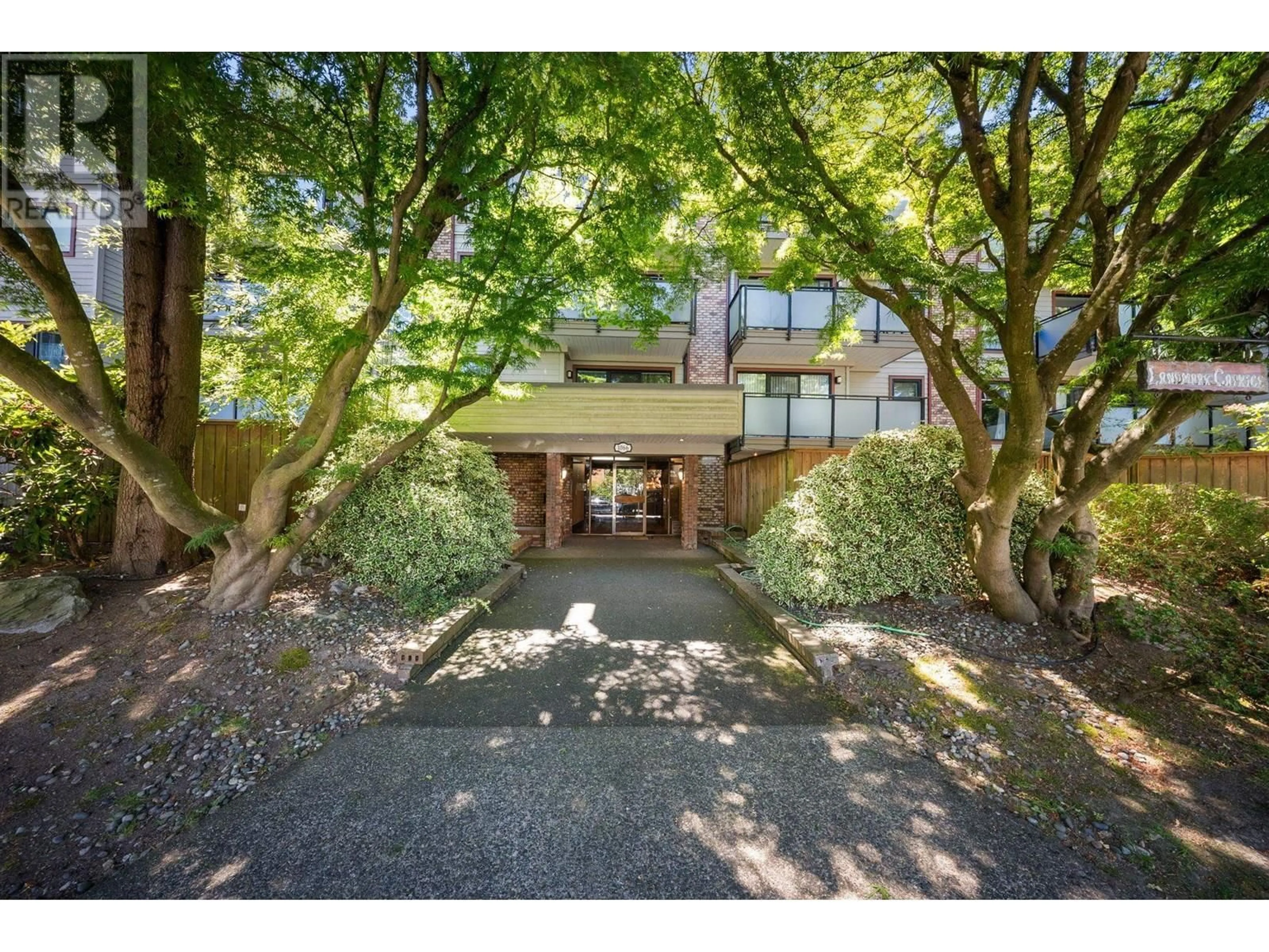 A pic from outside/outdoor area/front of a property/back of a property/a pic from drone, unknown for 101 - 1066 8TH AVENUE, Vancouver British Columbia V5T1T9