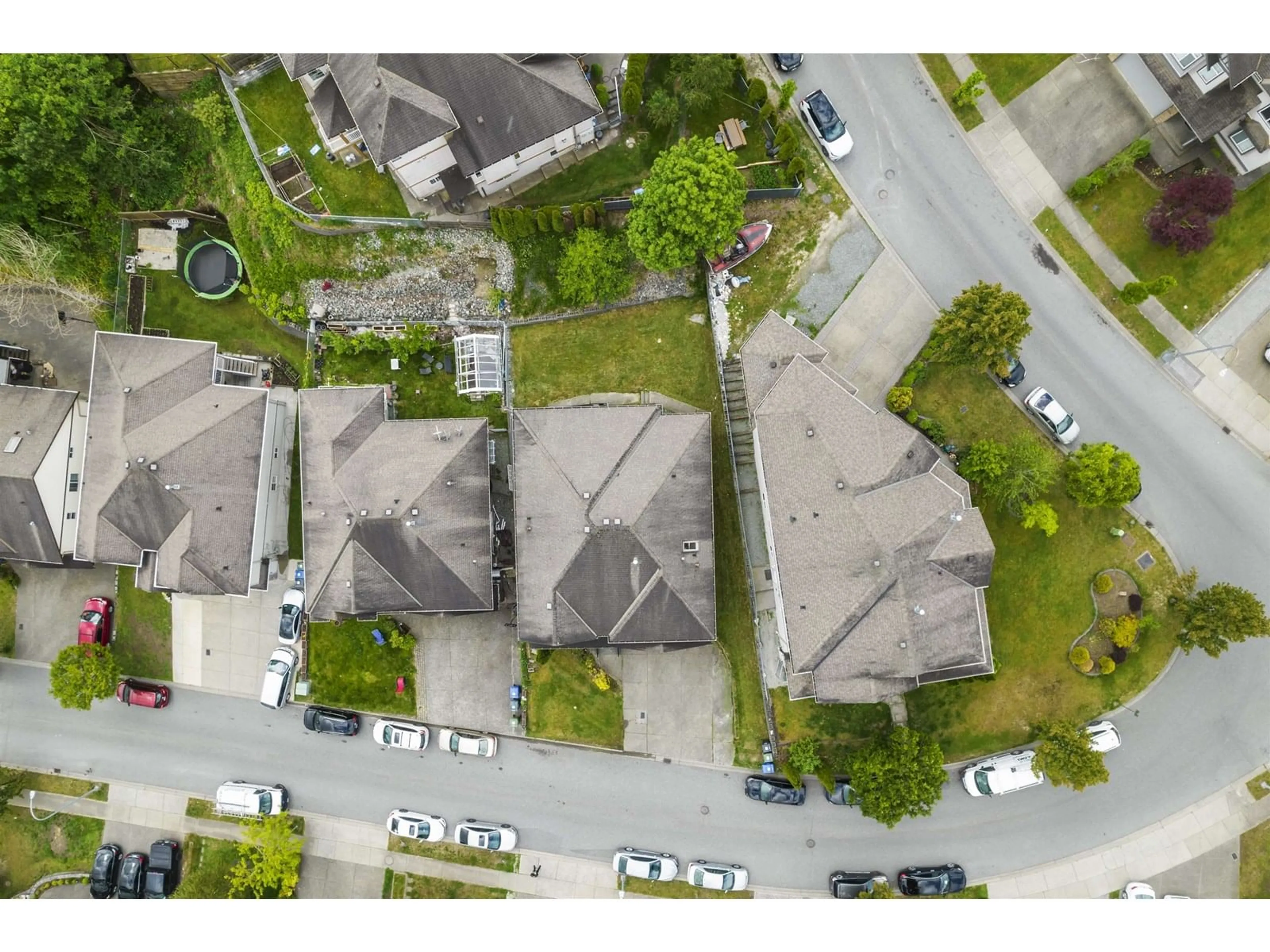 A pic from outside/outdoor area/front of a property/back of a property/a pic from drone, street for 3554 THURSTON, Abbotsford British Columbia V2T6Y2