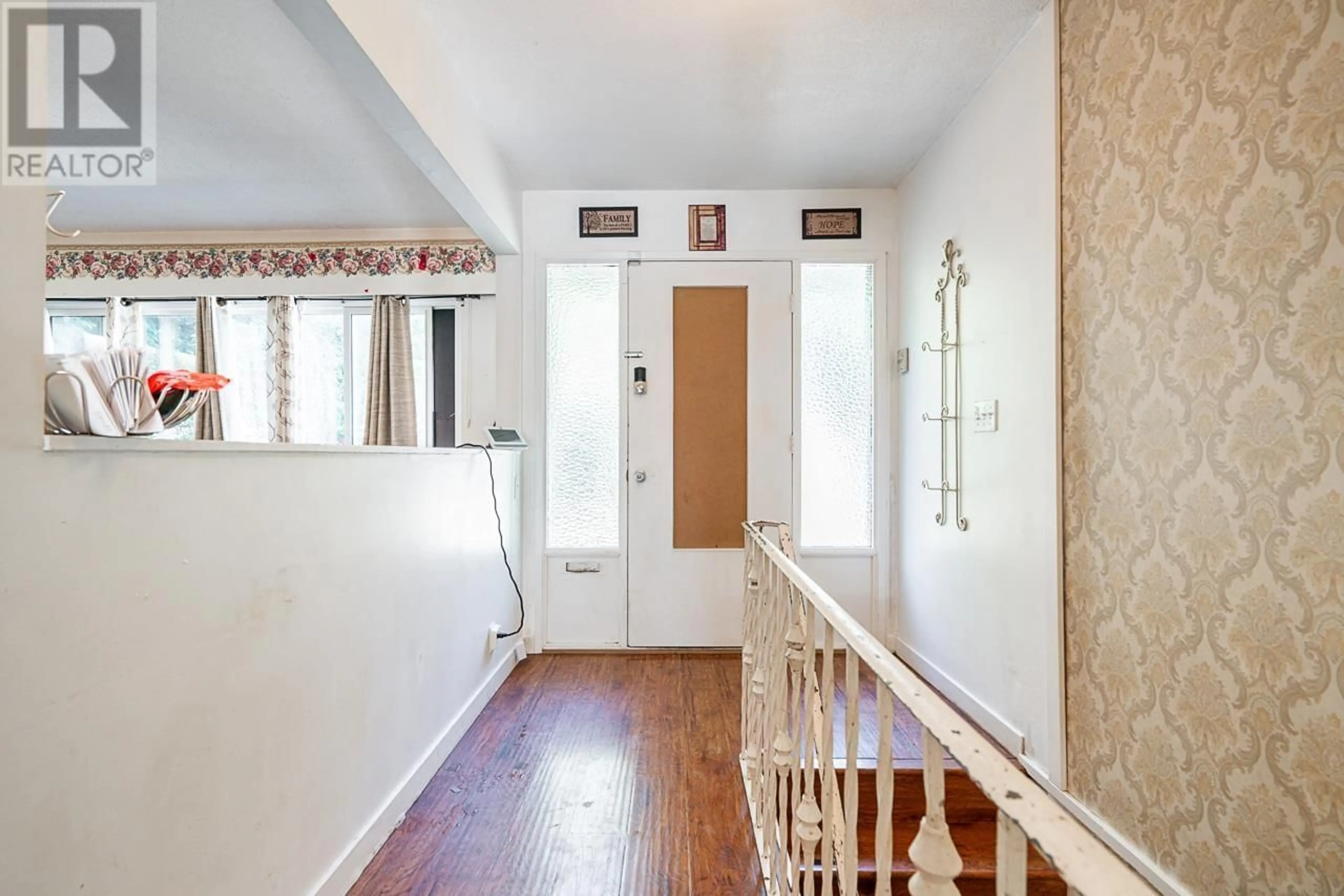 Indoor entryway for 730 CUMBERLAND STREET, New Westminster British Columbia V3L3G8