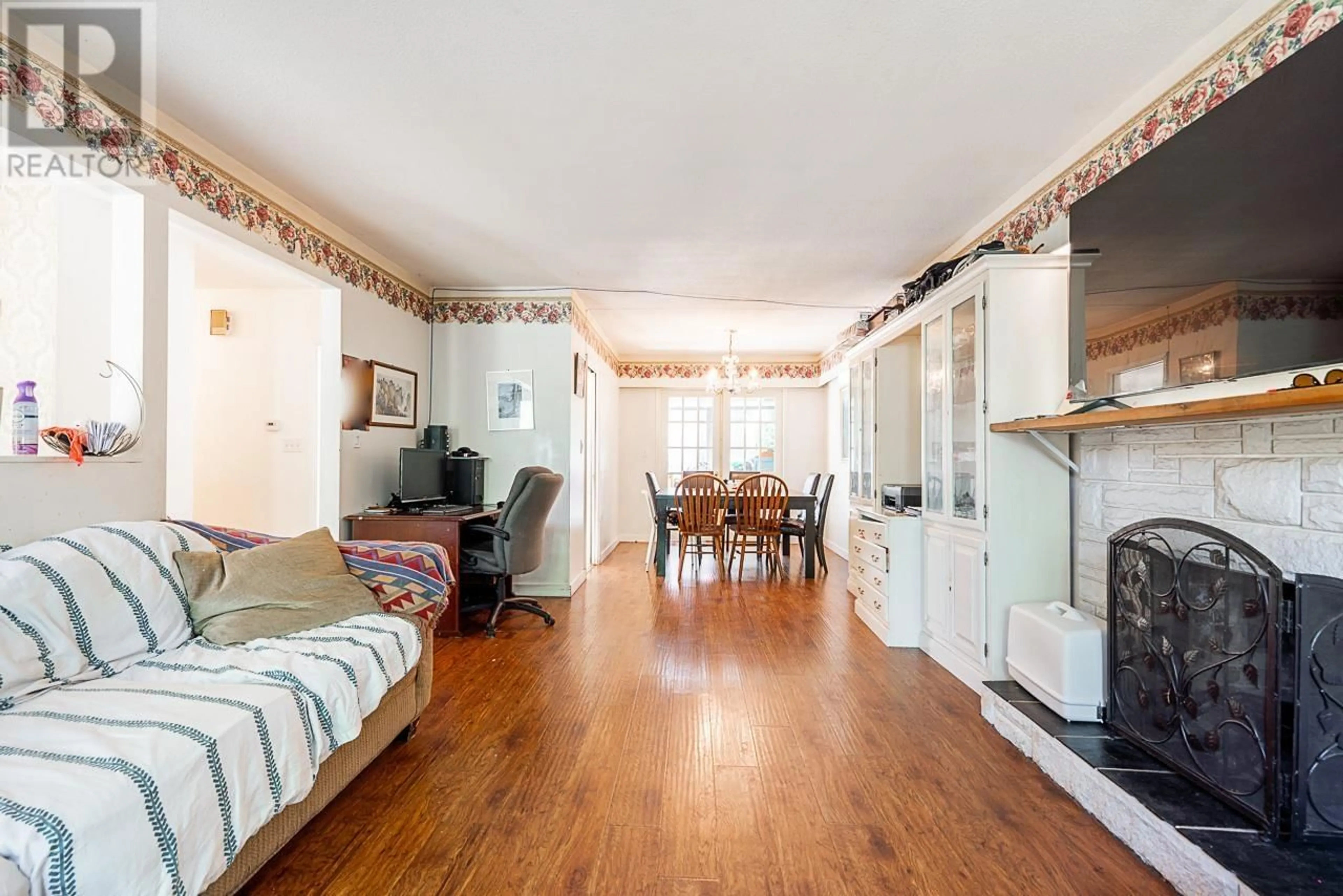 Living room with furniture, wood/laminate floor for 730 CUMBERLAND STREET, New Westminster British Columbia V3L3G8