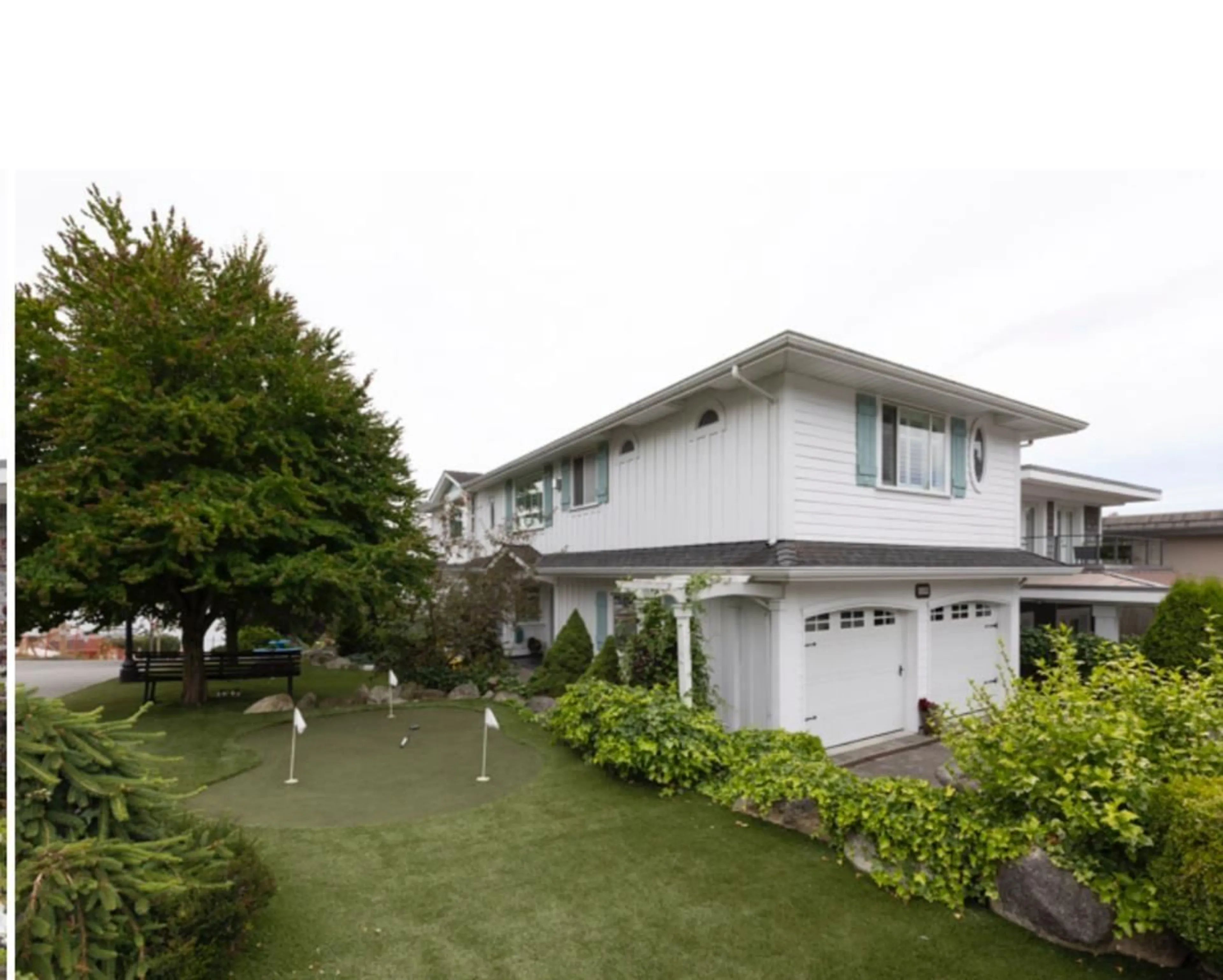 Home with vinyl exterior material, street for 15096 BEACHVIEW, White Rock British Columbia V4B1P4