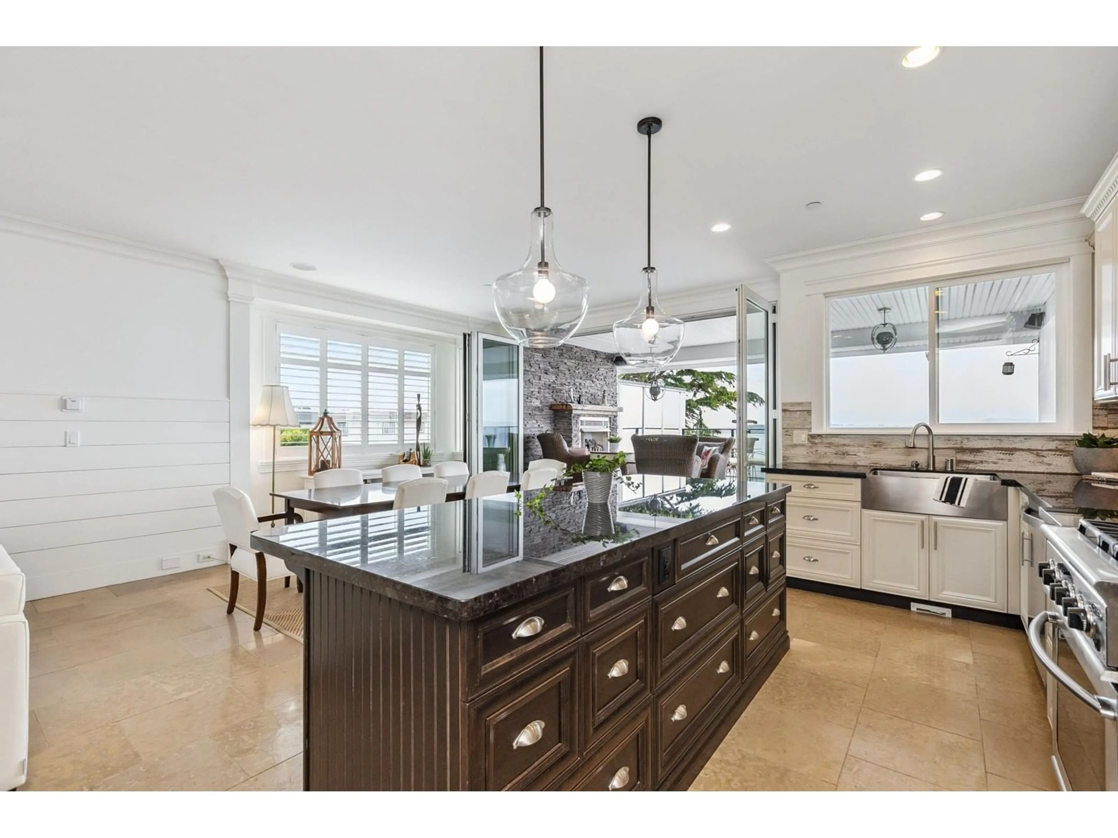 Open concept kitchen, ceramic/tile floor for 15096 BEACHVIEW, White Rock British Columbia V4B1P4