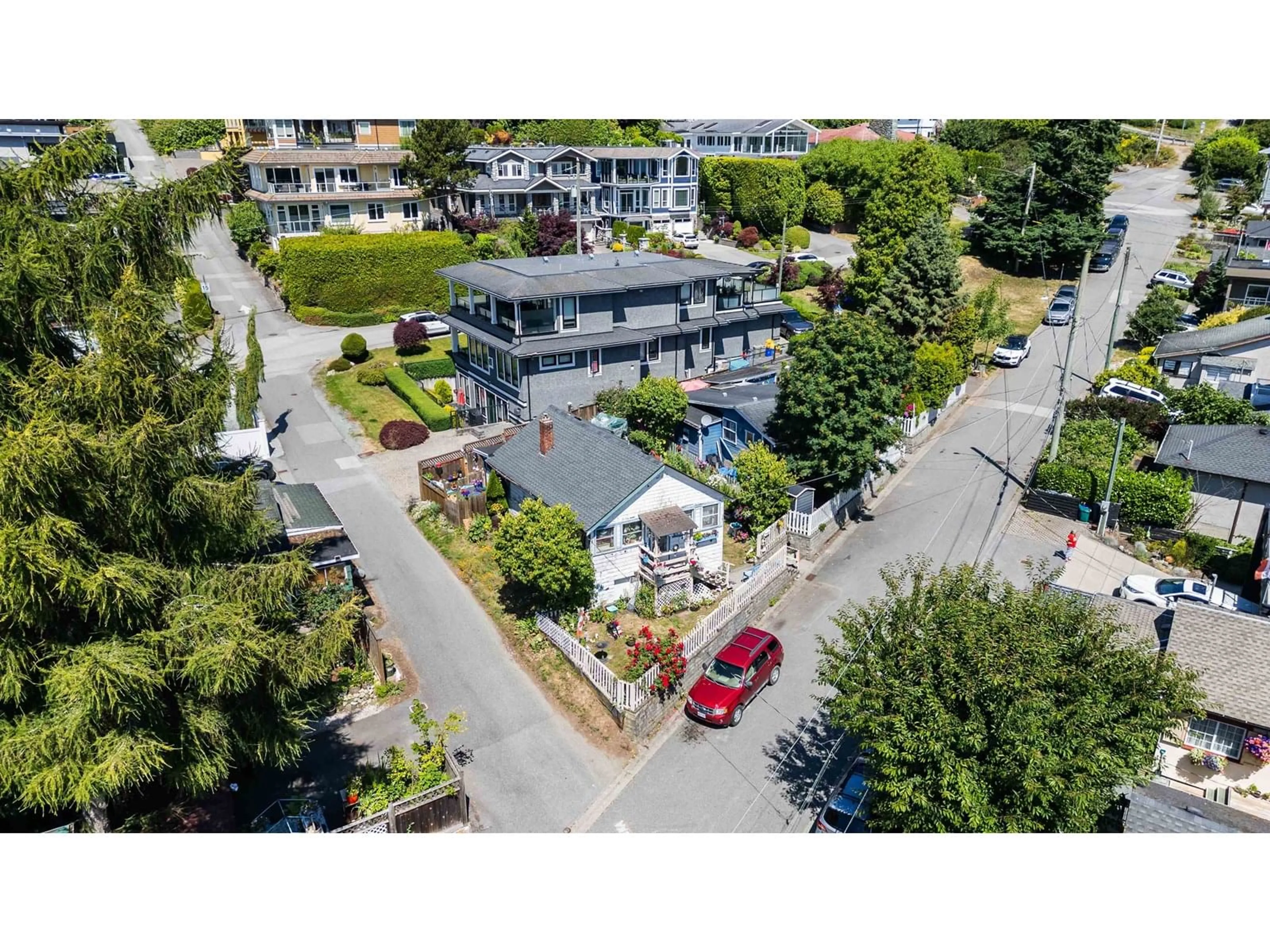 A pic from outside/outdoor area/front of a property/back of a property/a pic from drone, street for 931 FINLAY, White Rock British Columbia V4B4K5