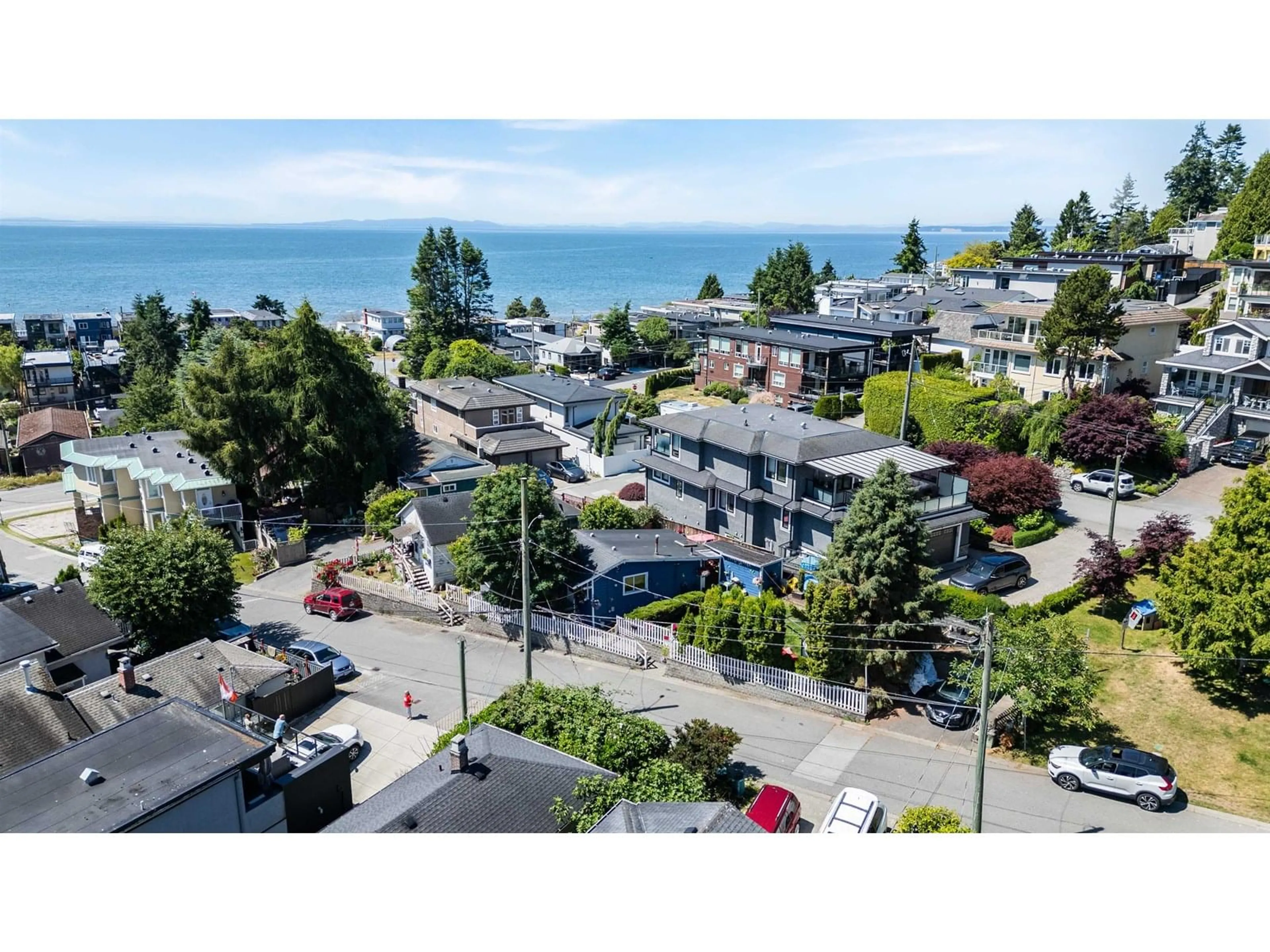A pic from outside/outdoor area/front of a property/back of a property/a pic from drone, unknown for 931 FINLAY, White Rock British Columbia V4B4K5
