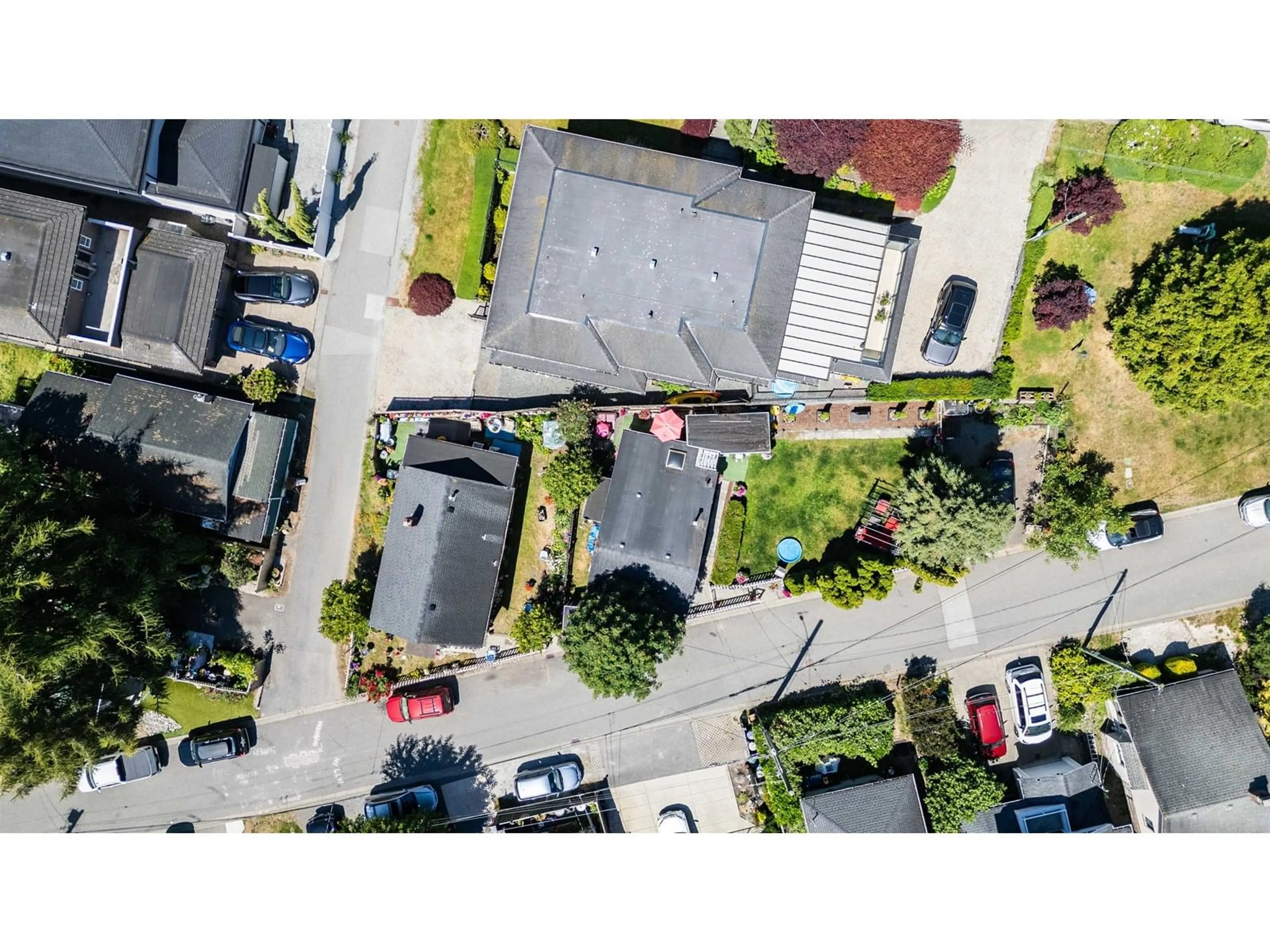 A pic from outside/outdoor area/front of a property/back of a property/a pic from drone, street for 931 FINLAY, White Rock British Columbia V4B4K5
