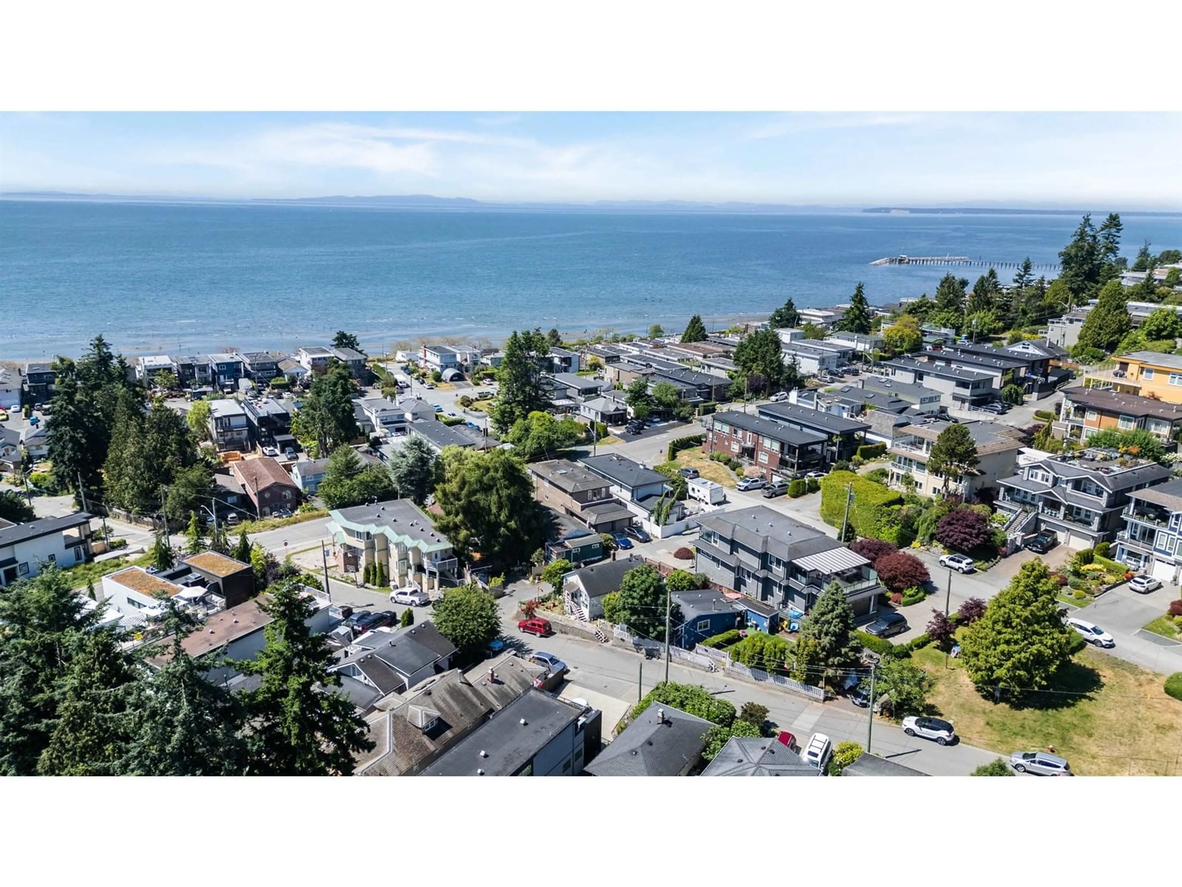 A pic from outside/outdoor area/front of a property/back of a property/a pic from drone, unknown for 931 FINLAY, White Rock British Columbia V4B4K5